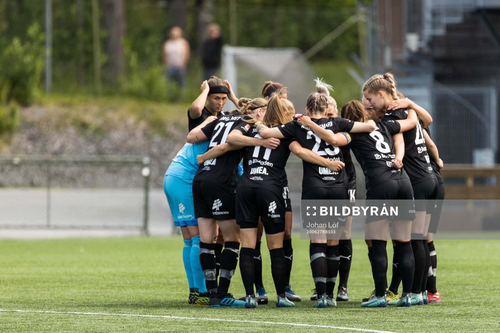 Umeås spelare samlas inför fotbollsmatchen i Damallsvenskan mellan Umeå och Piteå den 27 juni 2020 i Umeå.