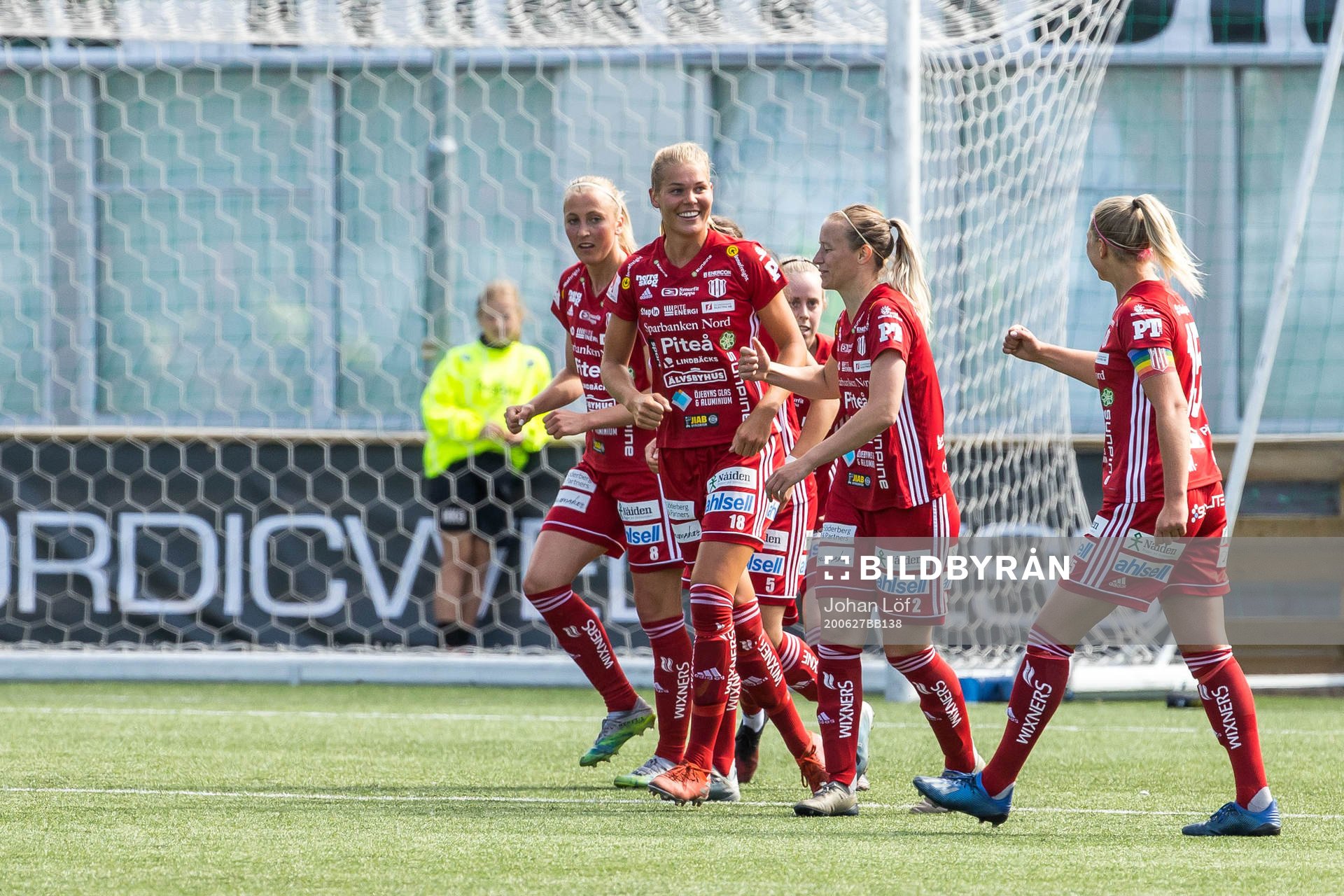 Piteås Nina Jakobsson jublar med lagkamrater