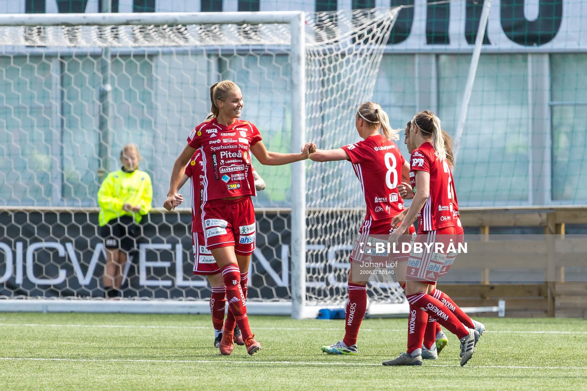 Piteås Nina Jakobsson jublar med lagkamrater