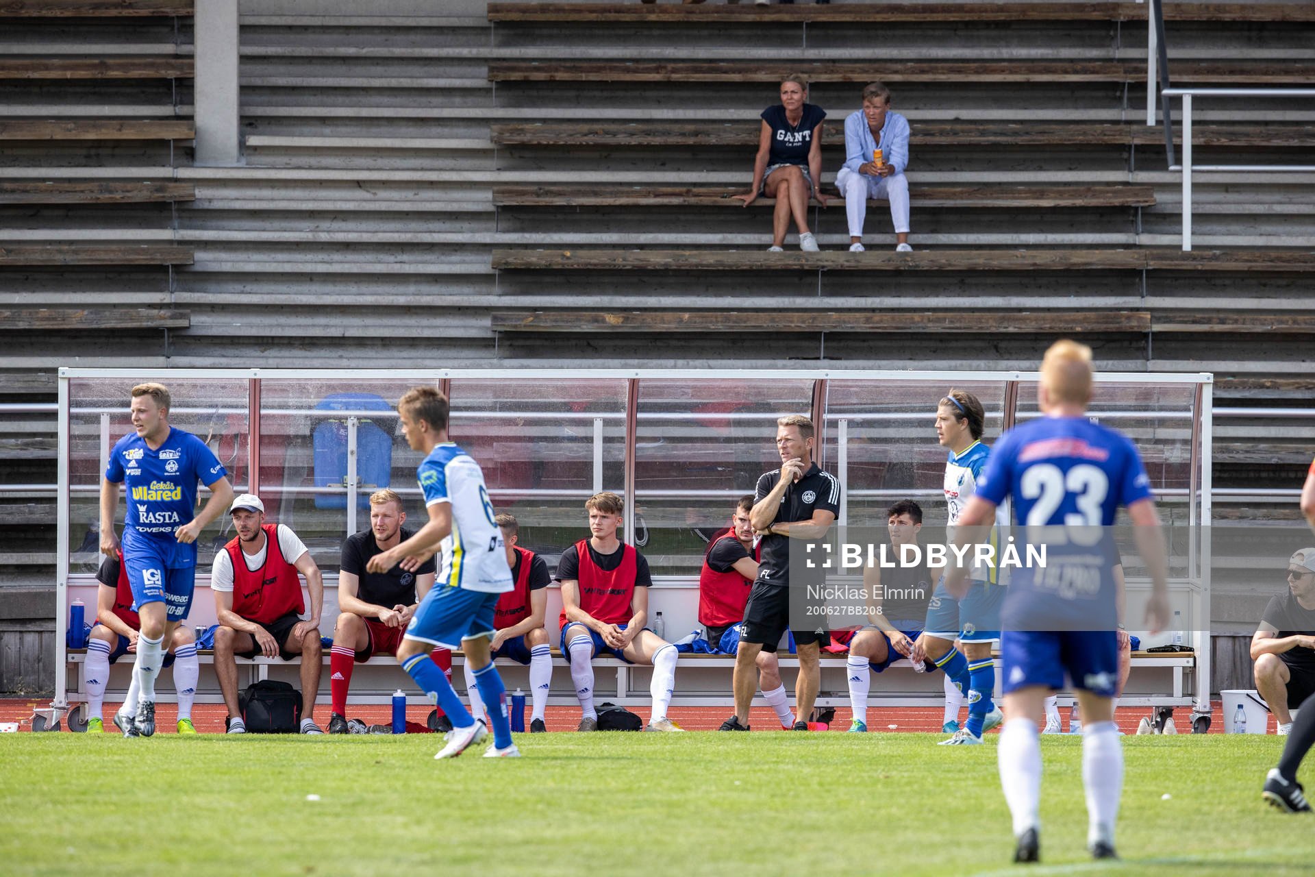 Ullareds spelarbänk under fotbollsmatchen i Division 2 Västra Götaland, herr 2020 mellan Onsala och Ullared den 27 juni 2020 i Göteborg.