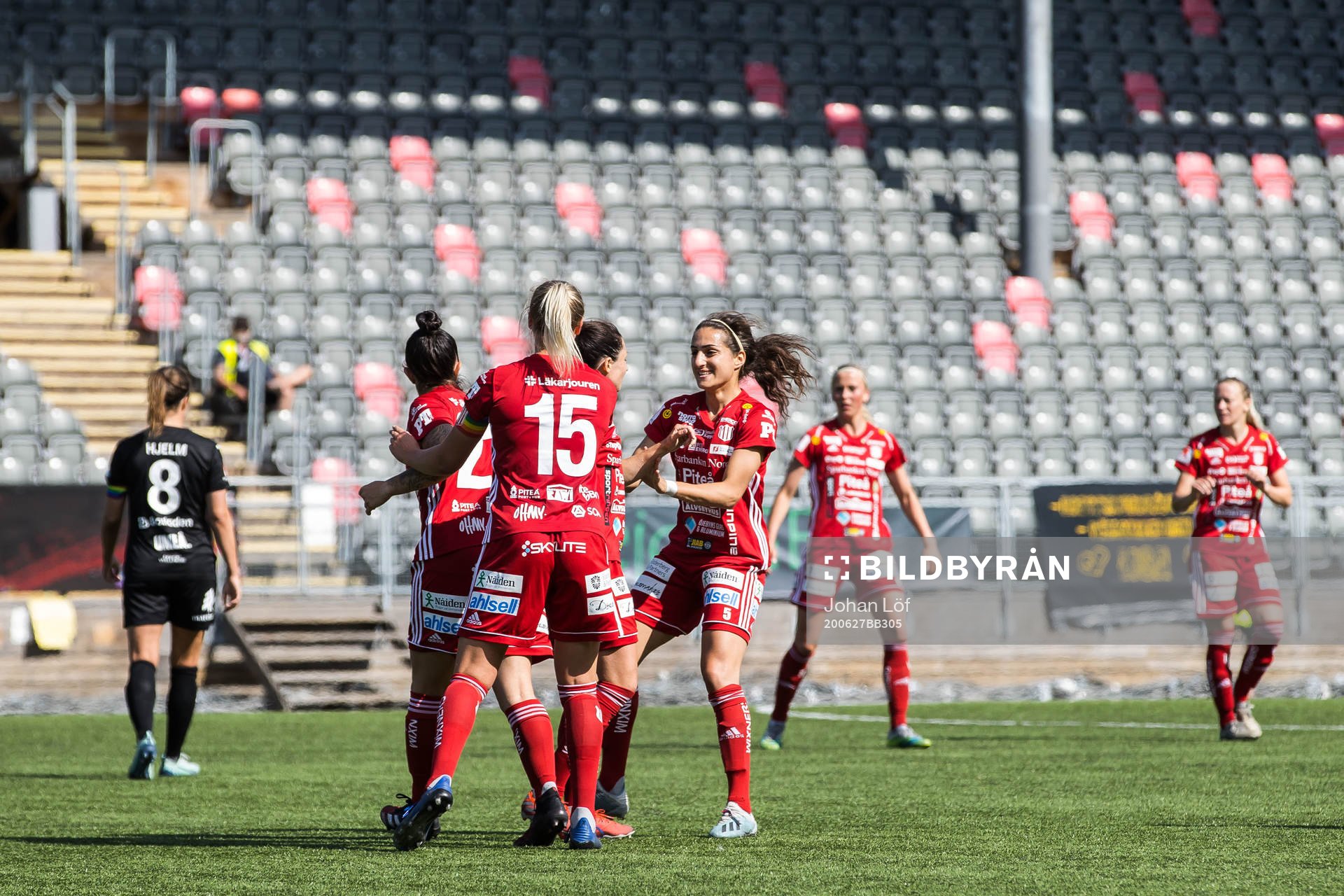 Piteås Julia Karlenas jublar med lagkamrater och Fernanda
