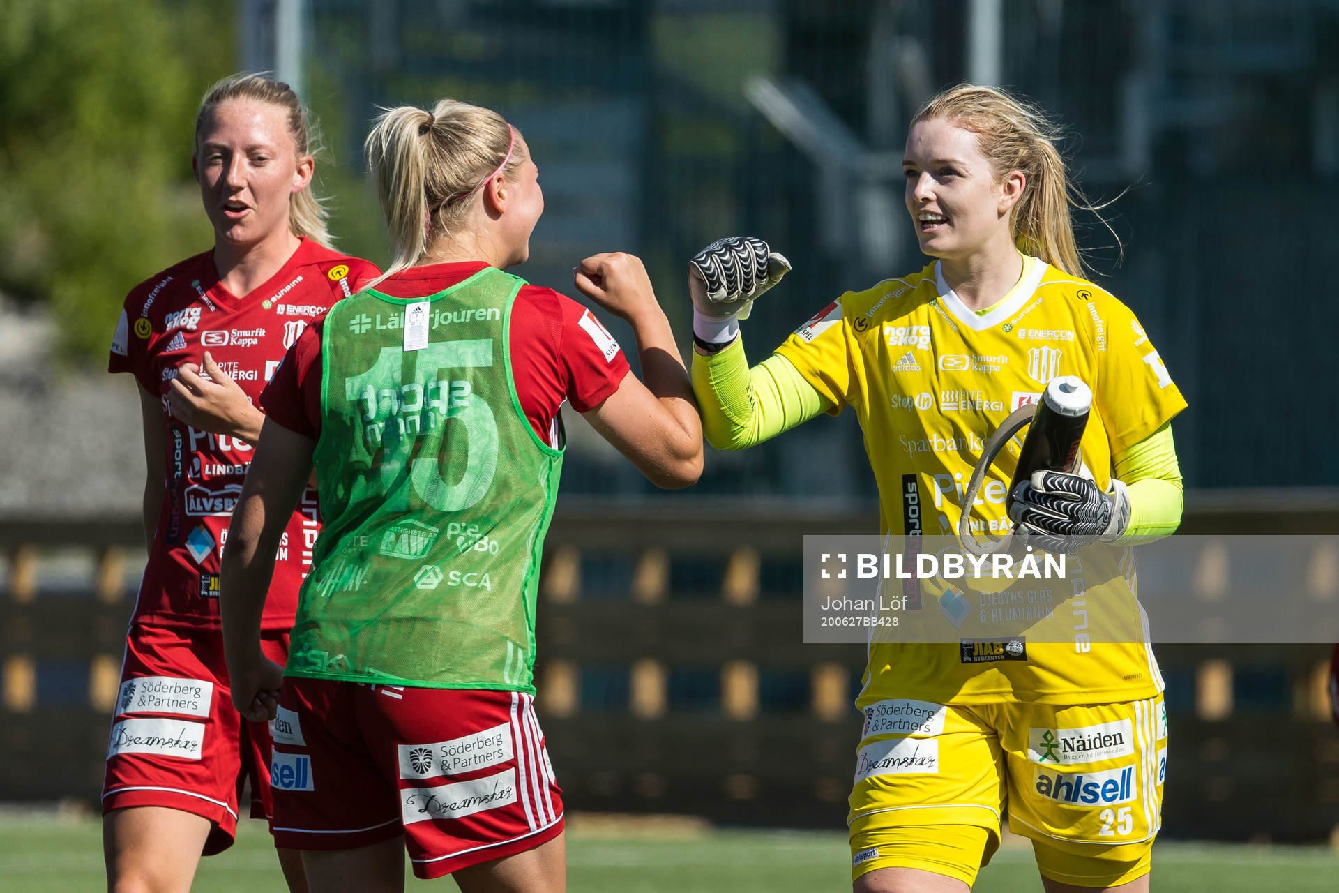 Piteås målvakt Guro Pettersen jublar med lagkamrater
