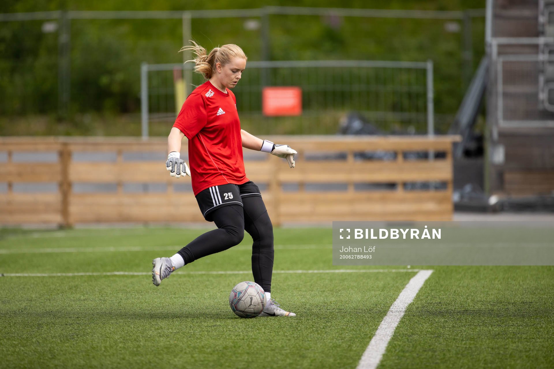 Umeås målvakt Clara Karlsson under fotbollsmatchen i Damallsvenskan mellan Umeå och Piteå den 27 juni 2020 i Umeå.