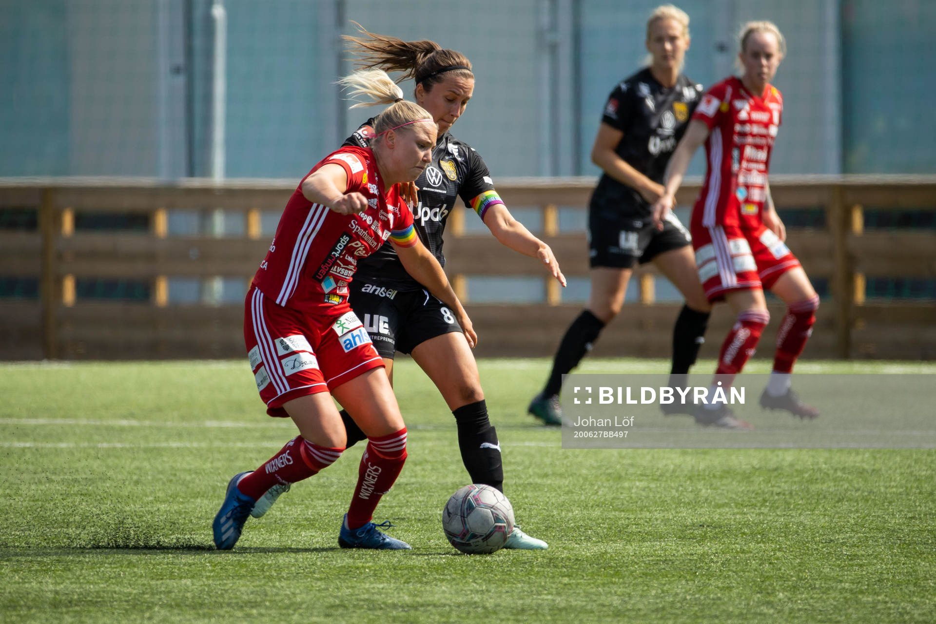 Piteås Ellen Löfqvist i kamp om boll med Umeås Fanny