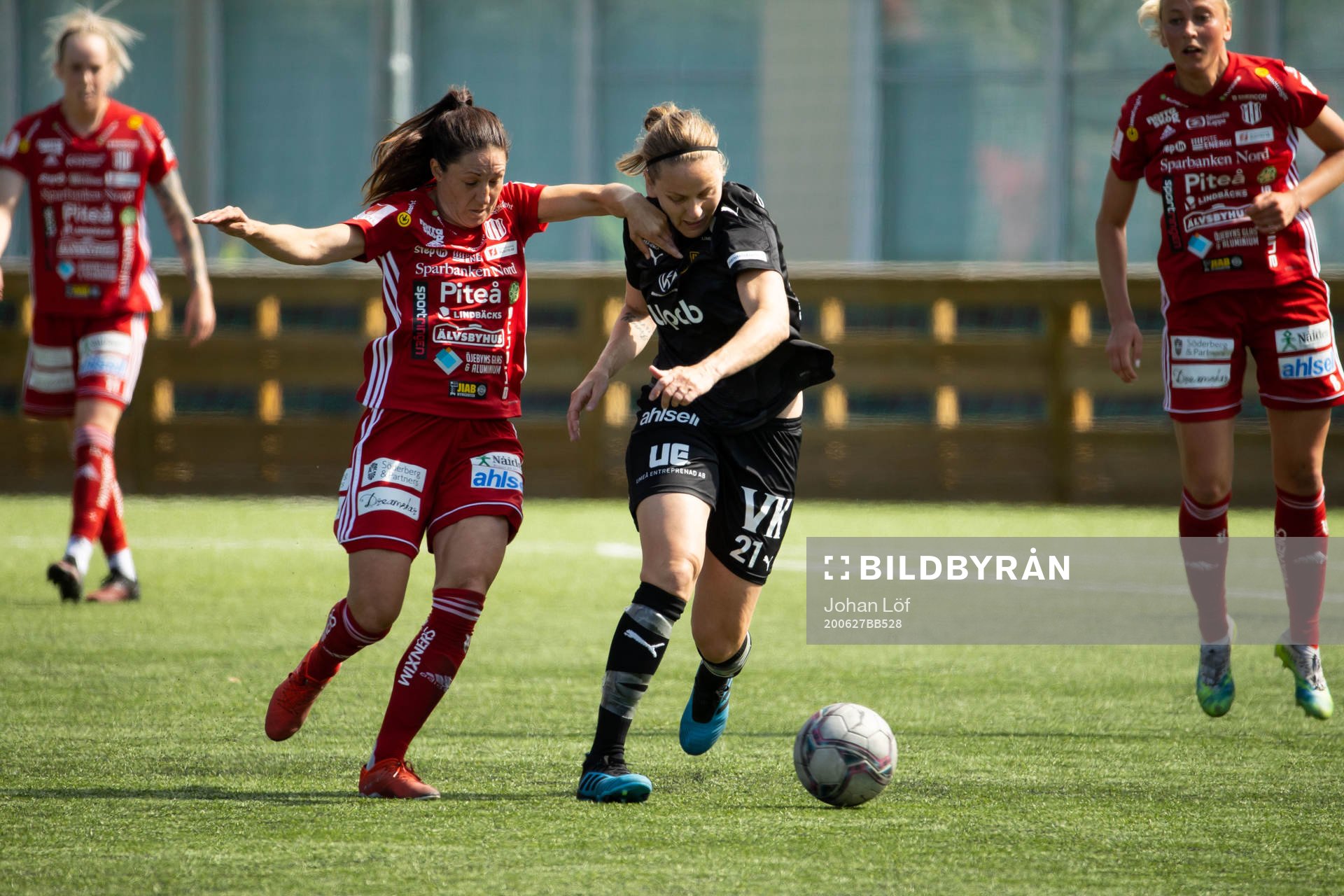 Piteås Josefin Johansson i kamp om boll med Umeås Lisa