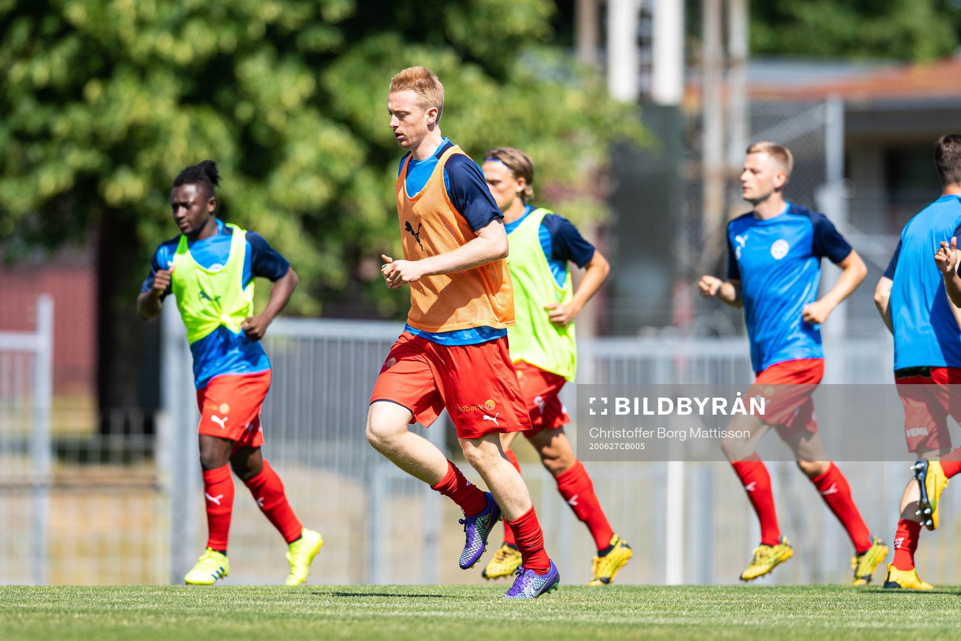 Värnamos Francis de Vries värmer upp tillsammans med lagkamrater inför fotbollsmatchen i Division 1 södra mellan Landskrona och Värnamo den 27 juni 2020 i Landskrona.