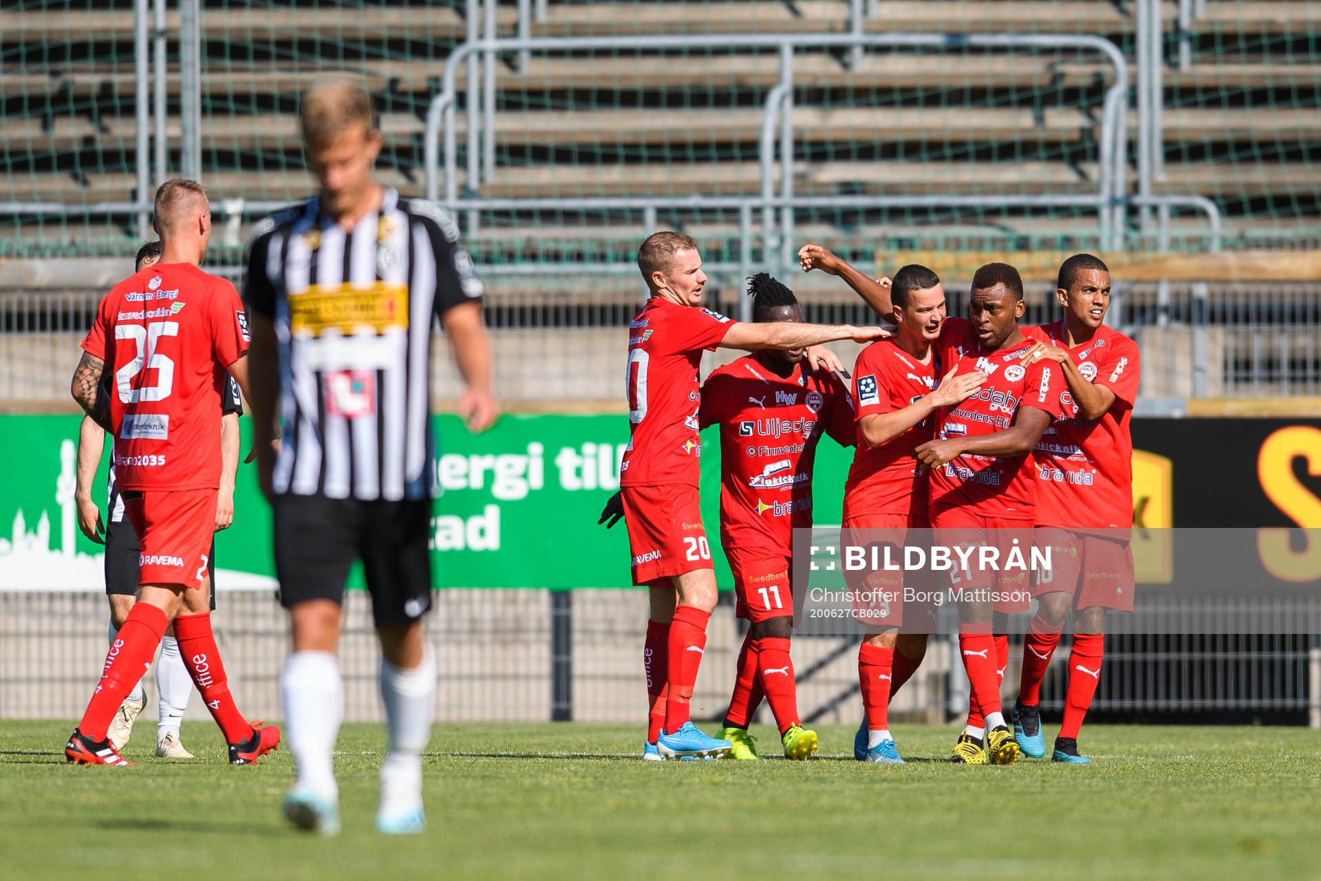 Värnamos Benjamin Hajdari jublar med lagkamrater efter 1-1 under fotbollsmatchen i Division 1 södra mellan Landskrona och Värnamo den 27 juni 2020 i Landskrona.