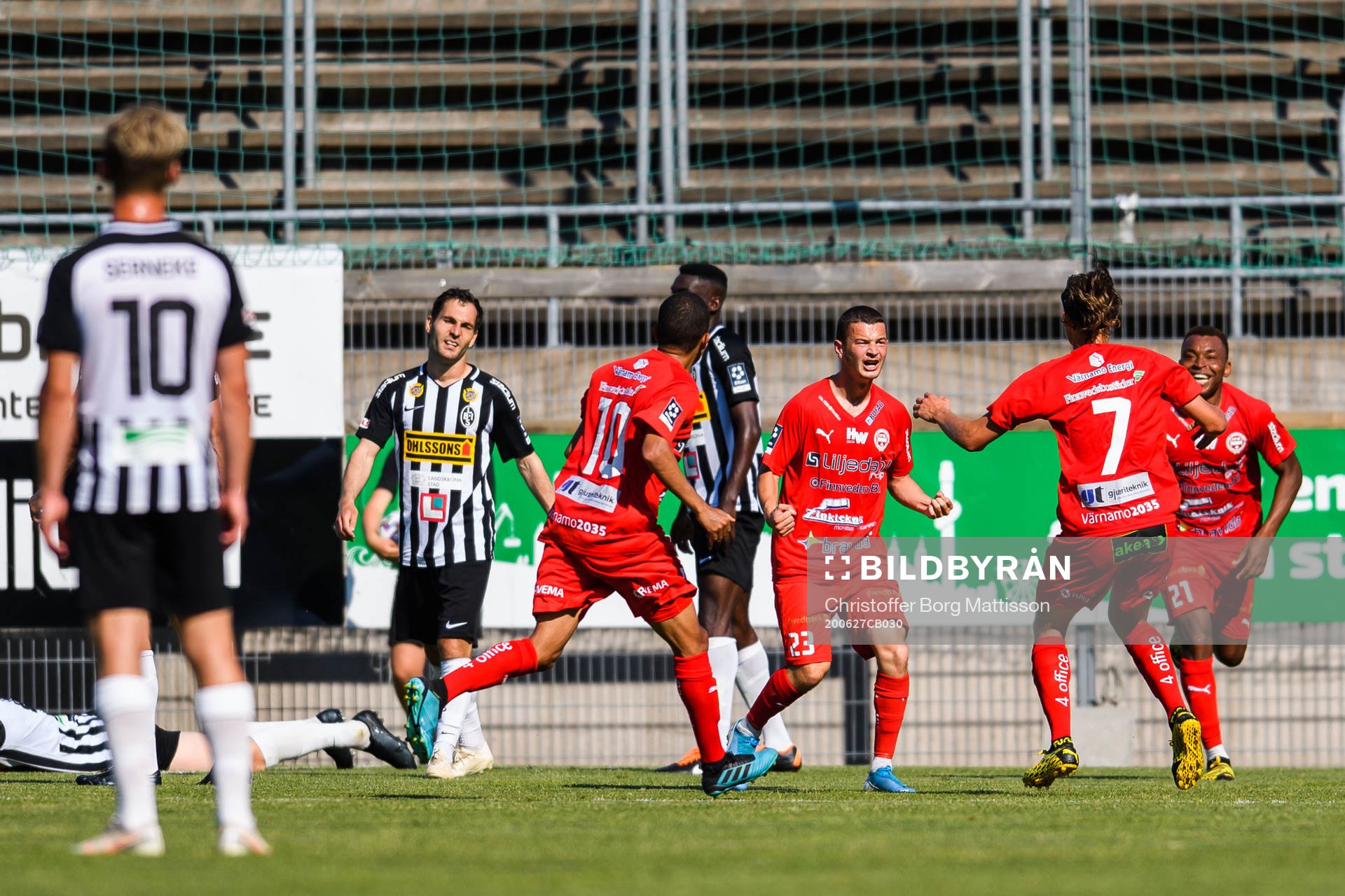 Värnamos Benjamin Hajdari jublar med lagkamrater efter 1-1 under fotbollsmatchen i Division 1 södra mellan Landskrona och Värnamo den 27 juni 2020 i Landskrona.