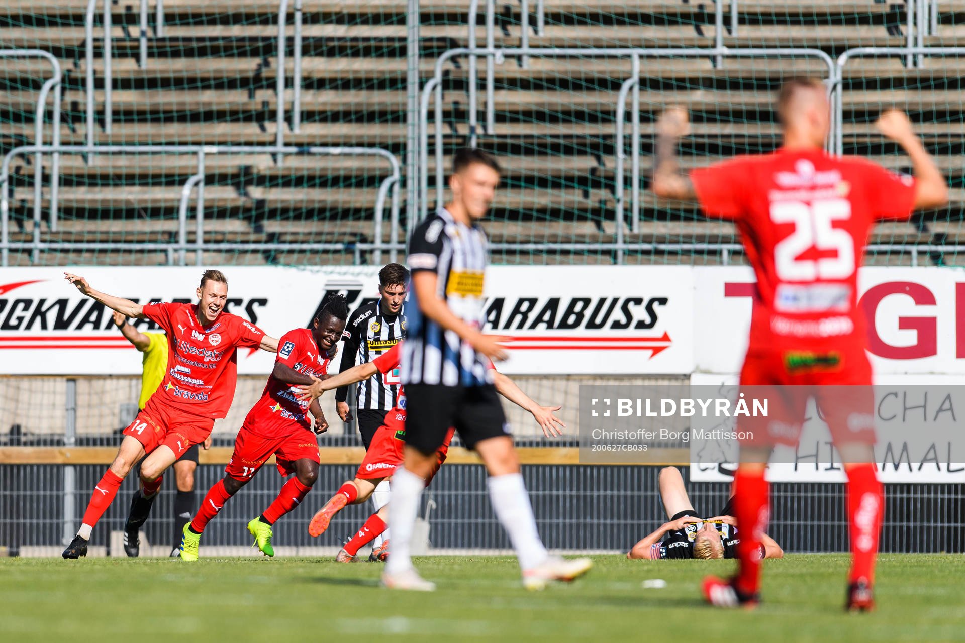 Värnamos Michael Kargbo jublar efter 1-3 under fotbollsmatchen i Division 1 södra mellan Landskrona och Värnamo den 27 juni 2020 i Landskrona.