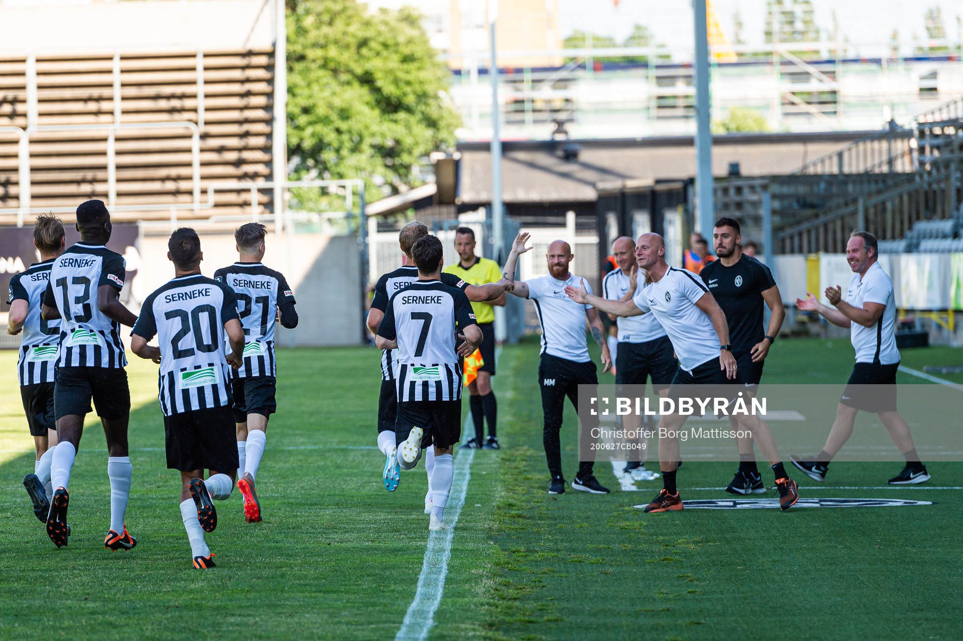 Landskronas spelare och ledare jublar efter 1-0 under fotbollsmatchen i Division 1 södra mellan Landskrona och Värnamo den 27 juni 2020 i Landskrona.