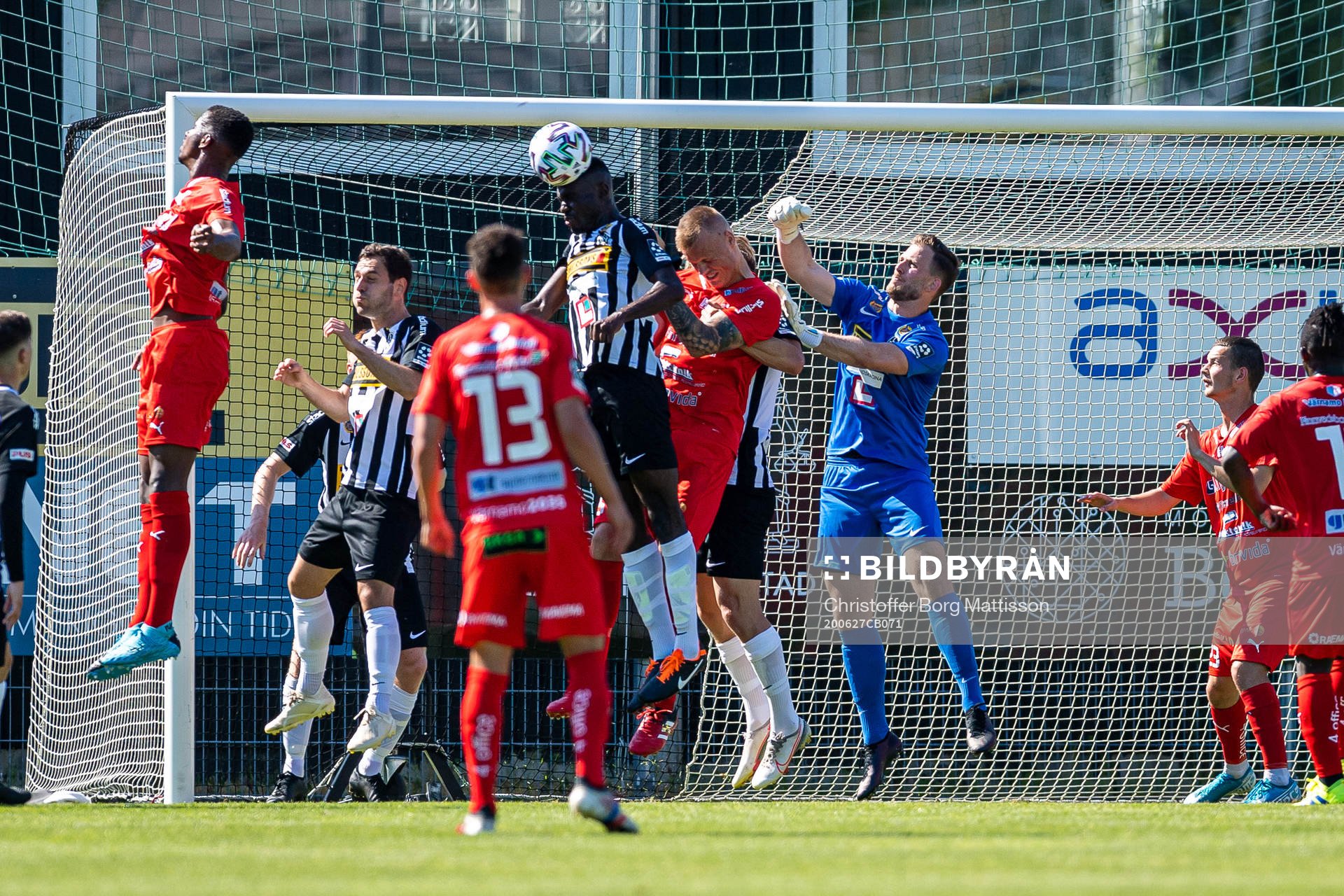 Landskronas Patrick Nwadike och målvakt Carl Lindell får iväg bollen under fotbollsmatchen i Division 1 södra mellan Landskrona och Värnamo den 27 juni 2020 i Landskrona.