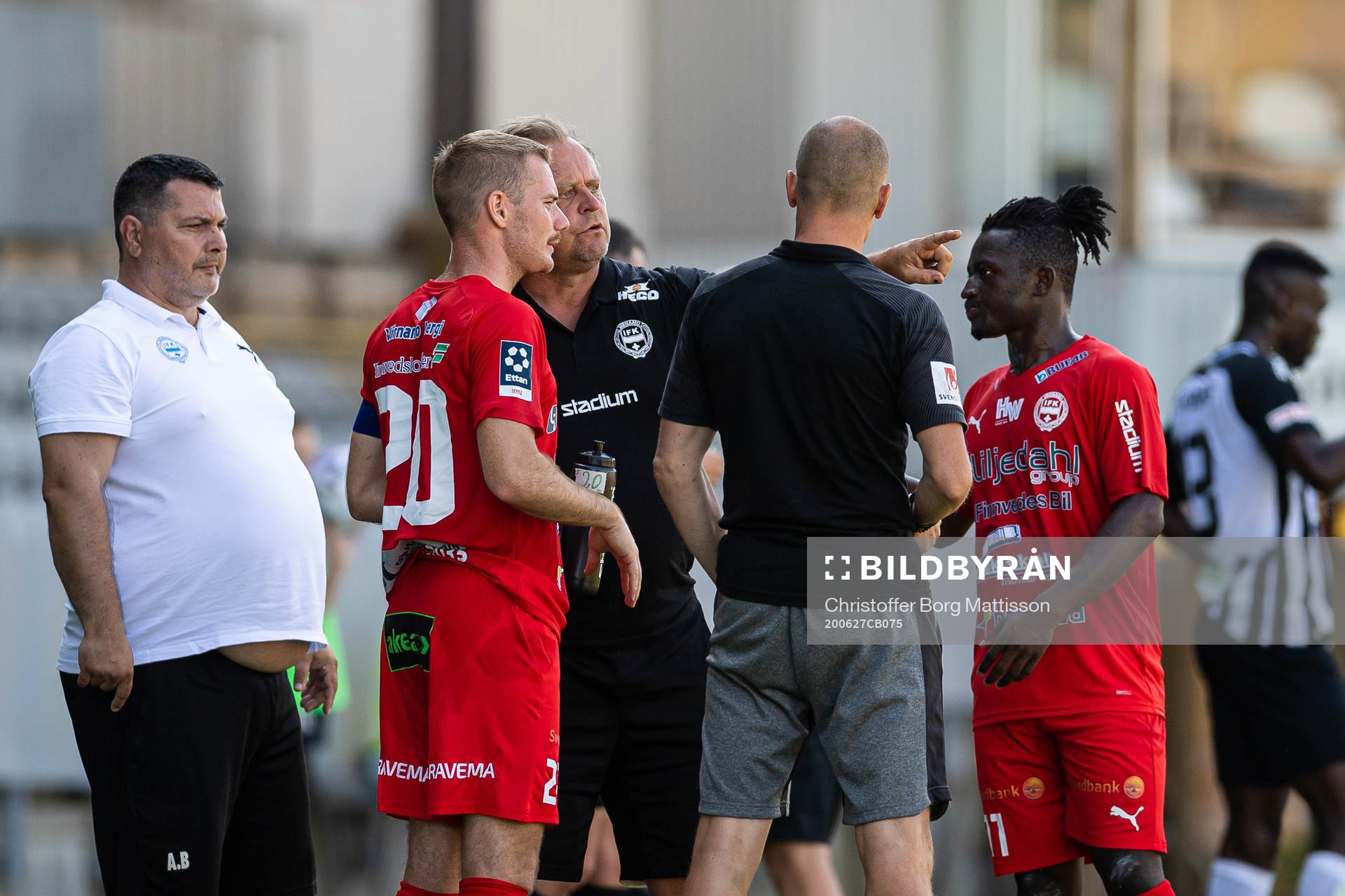 Värnamos tränare Jonas Thern instruerar Freddy Winst och