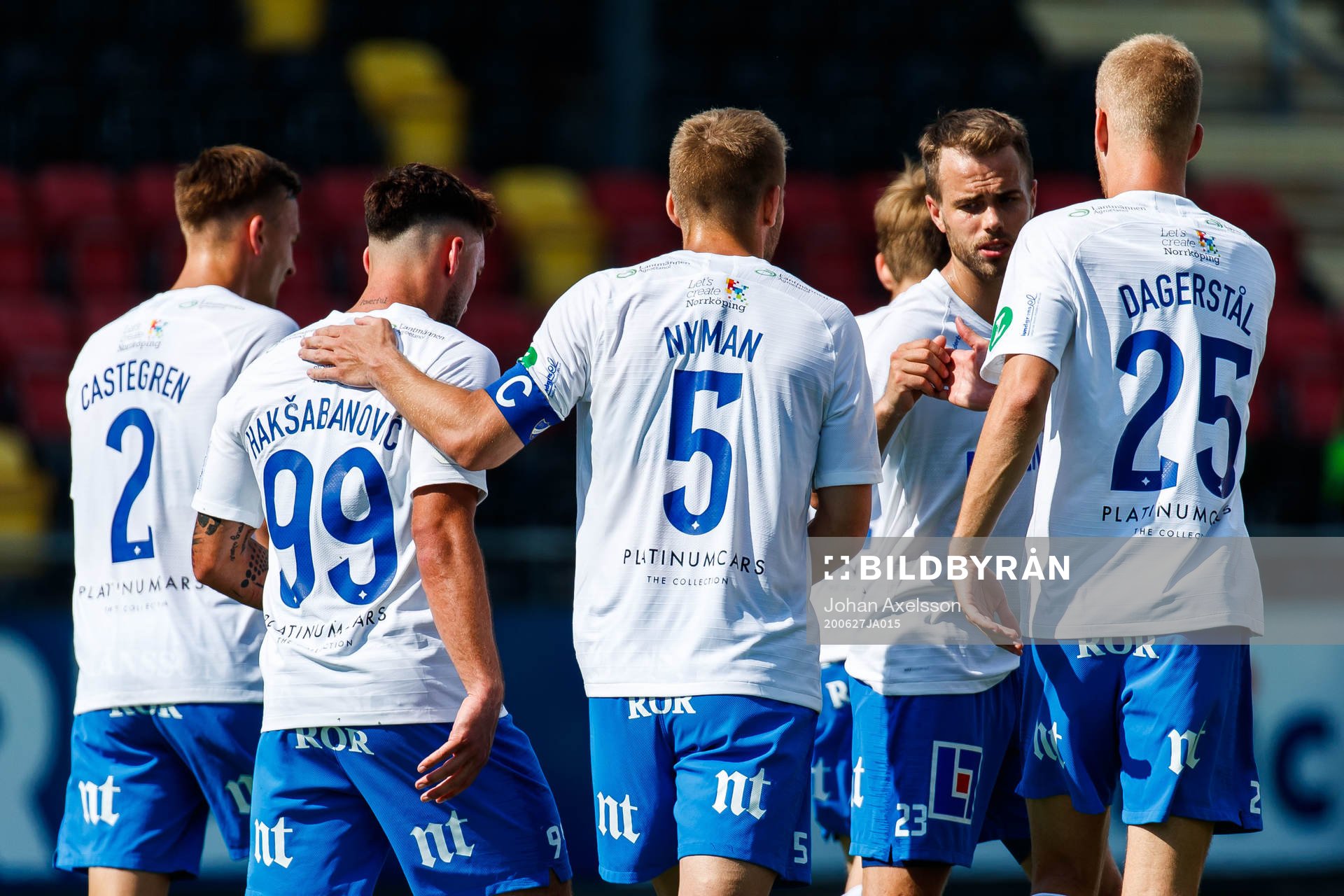 IFK Norrköpings Christoffer Nyman jublar med lagkamrater efter 1-1 under fotbollsmatchen i Allsvenskan mellan Östersund och IFK Norrköping den 27 juni 2020 i Östersund.