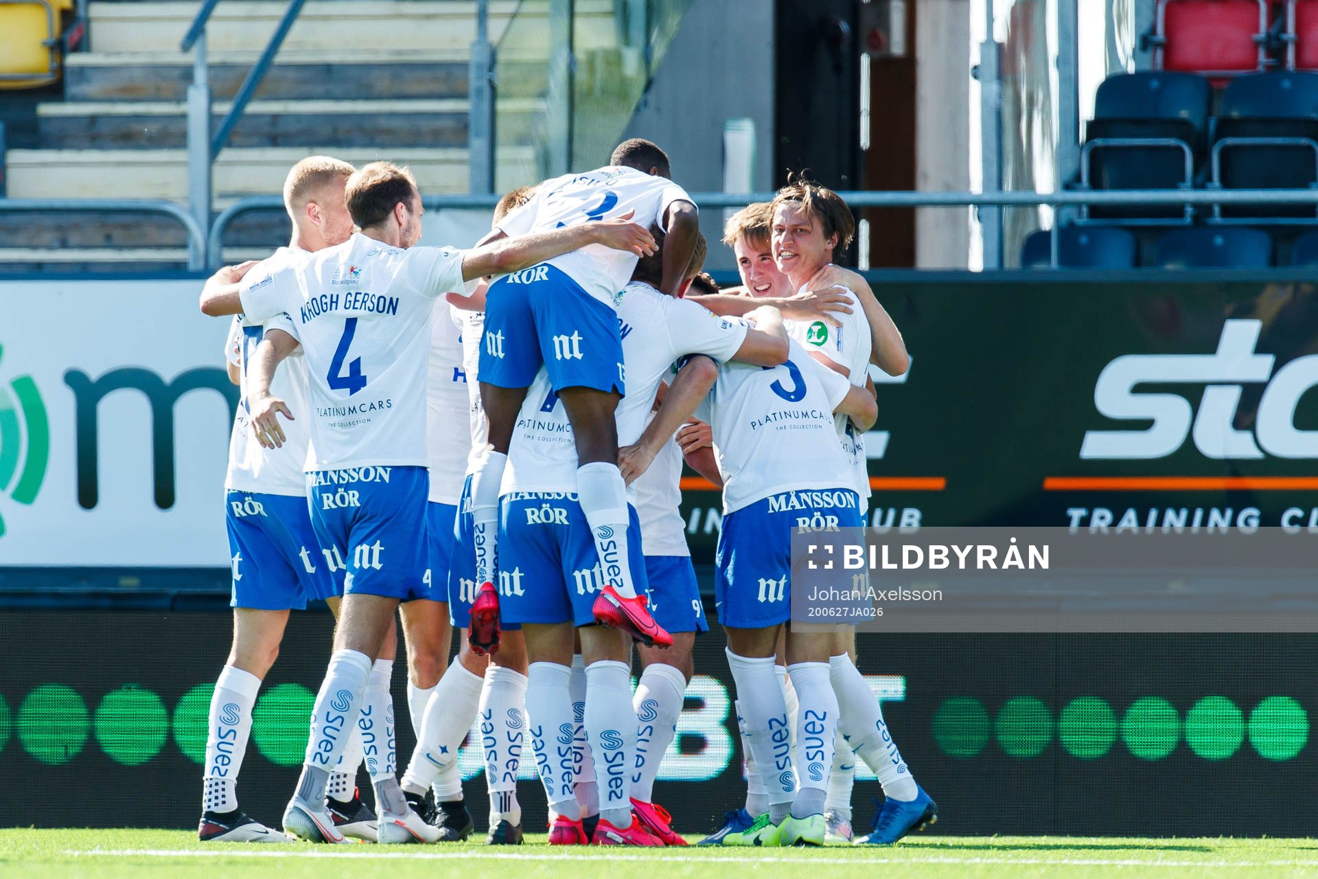IFK Norrköpings Simon Thern jublar med lagkamrater