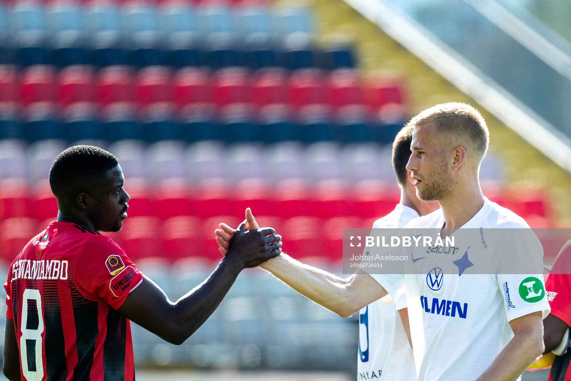 Östersunds Isak Ssewankambo tackar IFK Norrköpings Filip