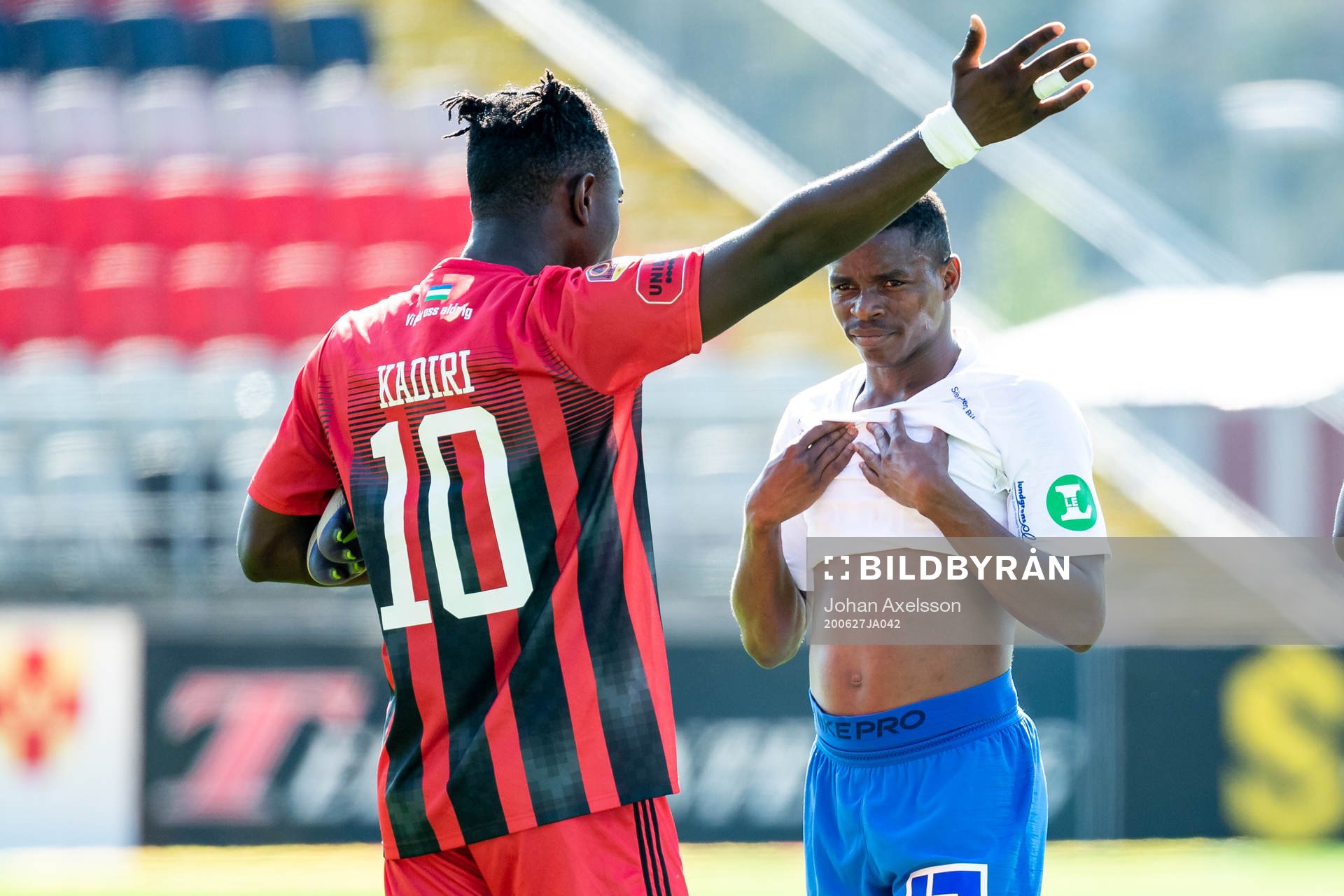 Östersunds Jordan Attah Kadiri i samtal med IFK Norrköpings Ishaq Abdulrazak under fotbollsmatchen i Allsvenskan mellan Östersund och IFK Norrköping den 27 juni 2020 i Östersund.