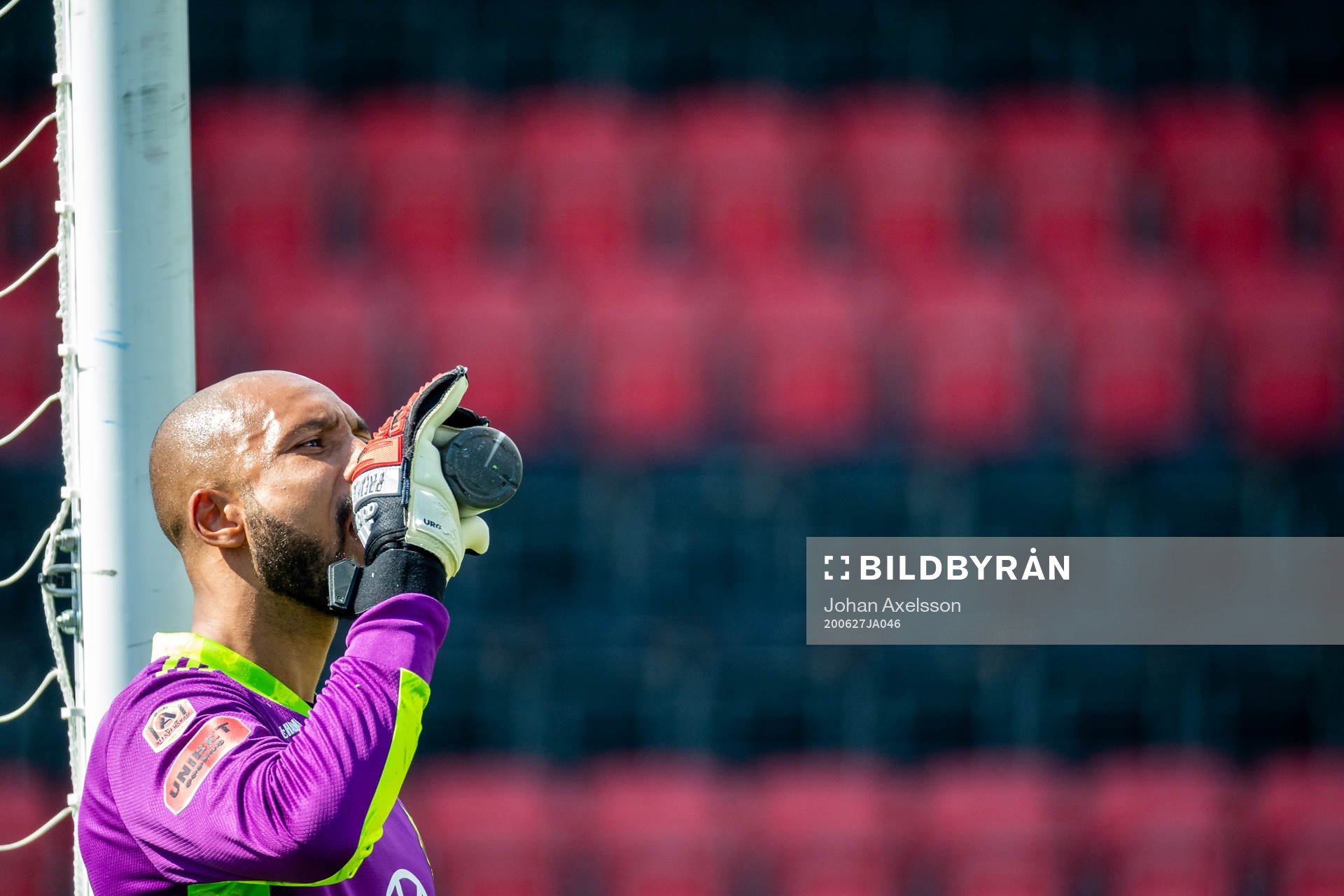 Östersunds målvakt Aly Keita dricker vatten