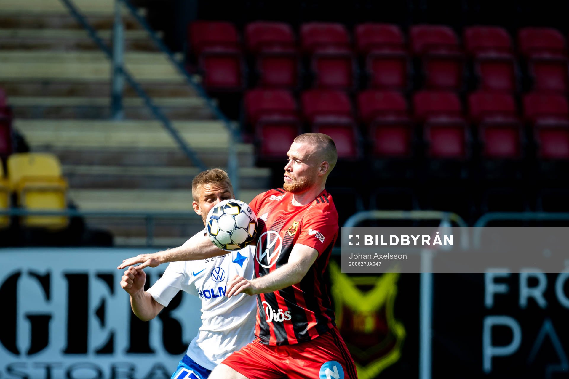 Östersunds Thomas Isherwood i kamp med IFK Norrköpings Christoffer Nyman under fotbollsmatchen i Allsvenskan mellan Östersund och IFK Norrköping den 27 juni 2020 i Östersund.