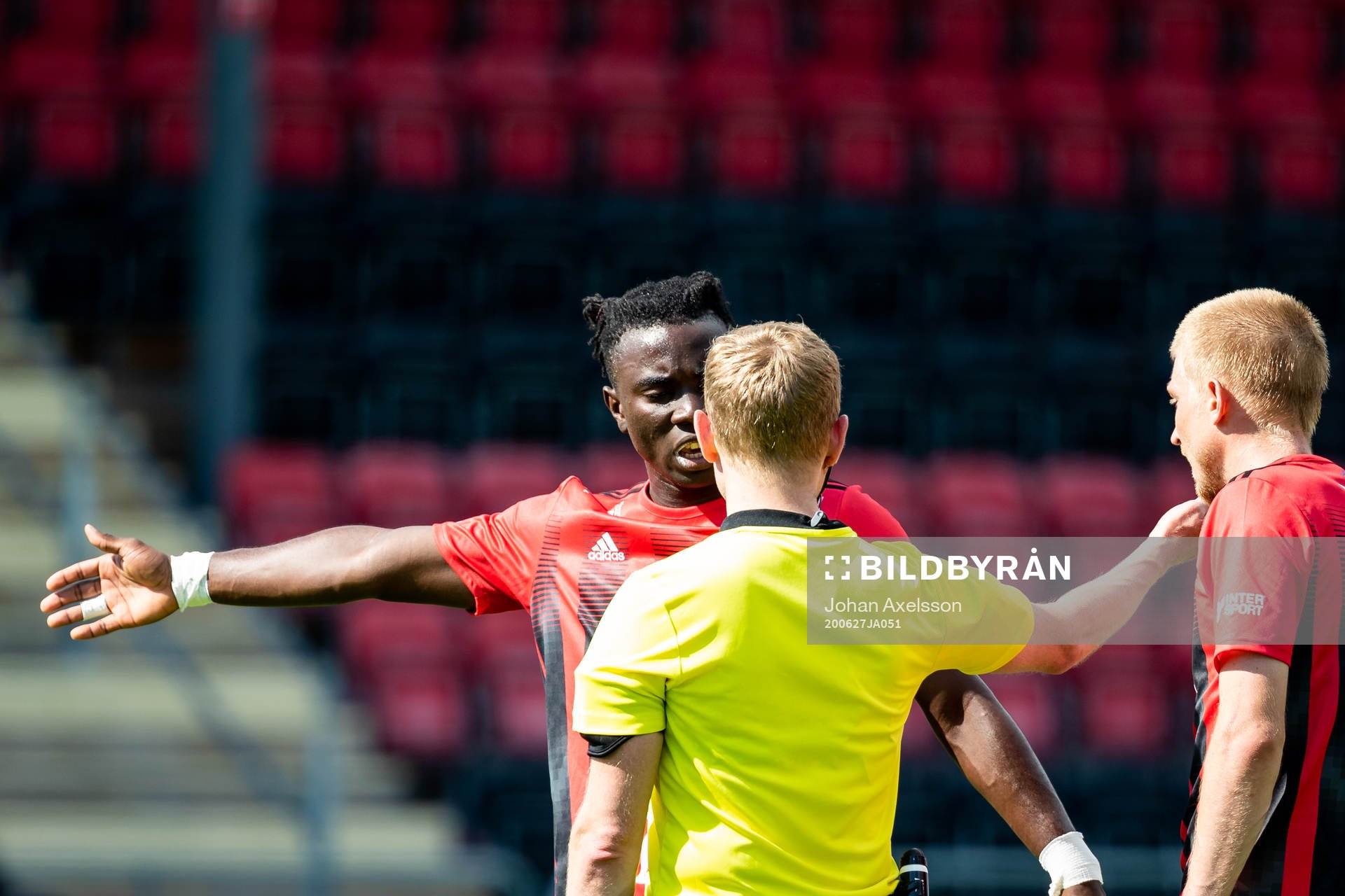 Jordan Attah Kadiri i samtal med domare Fredrik KLitte under fotbollsmatchen i Allsvenskan mellan Östersund och IFK Norrköping den 27 juni 2020 i Östersund.