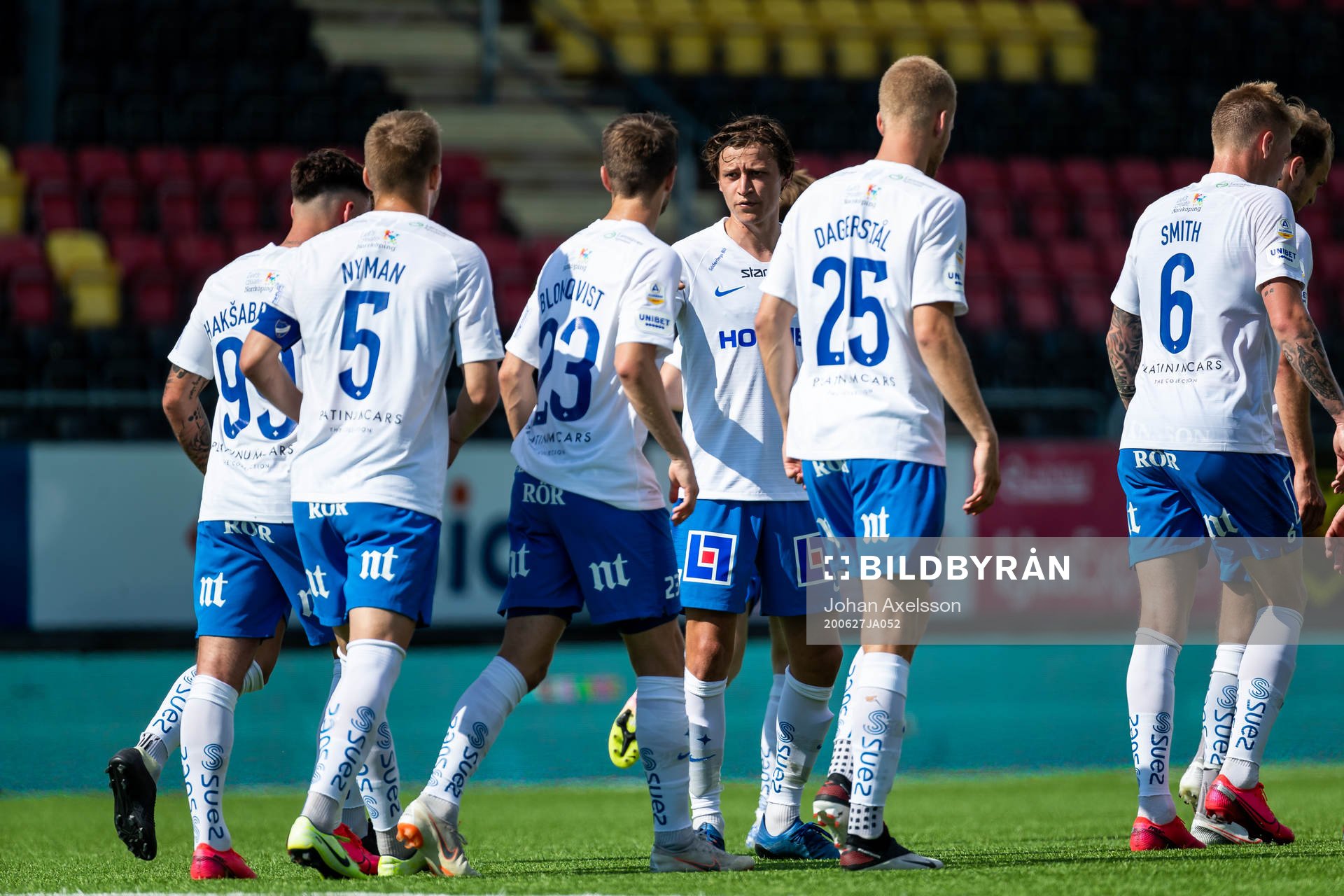 IFK Norrköpings Simon Thern jublar med lagkamrater