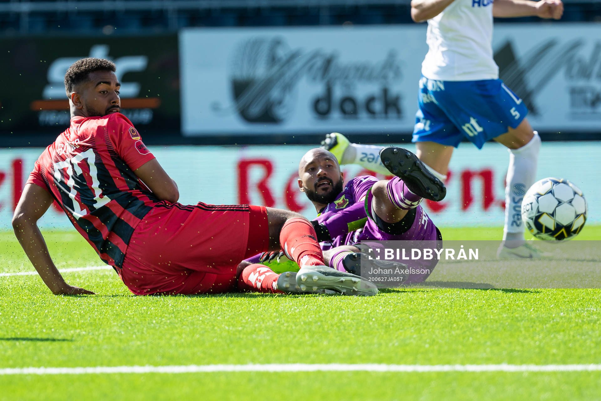 Östersunds Noah Sonko Sundberg och målvakt Aly Keita