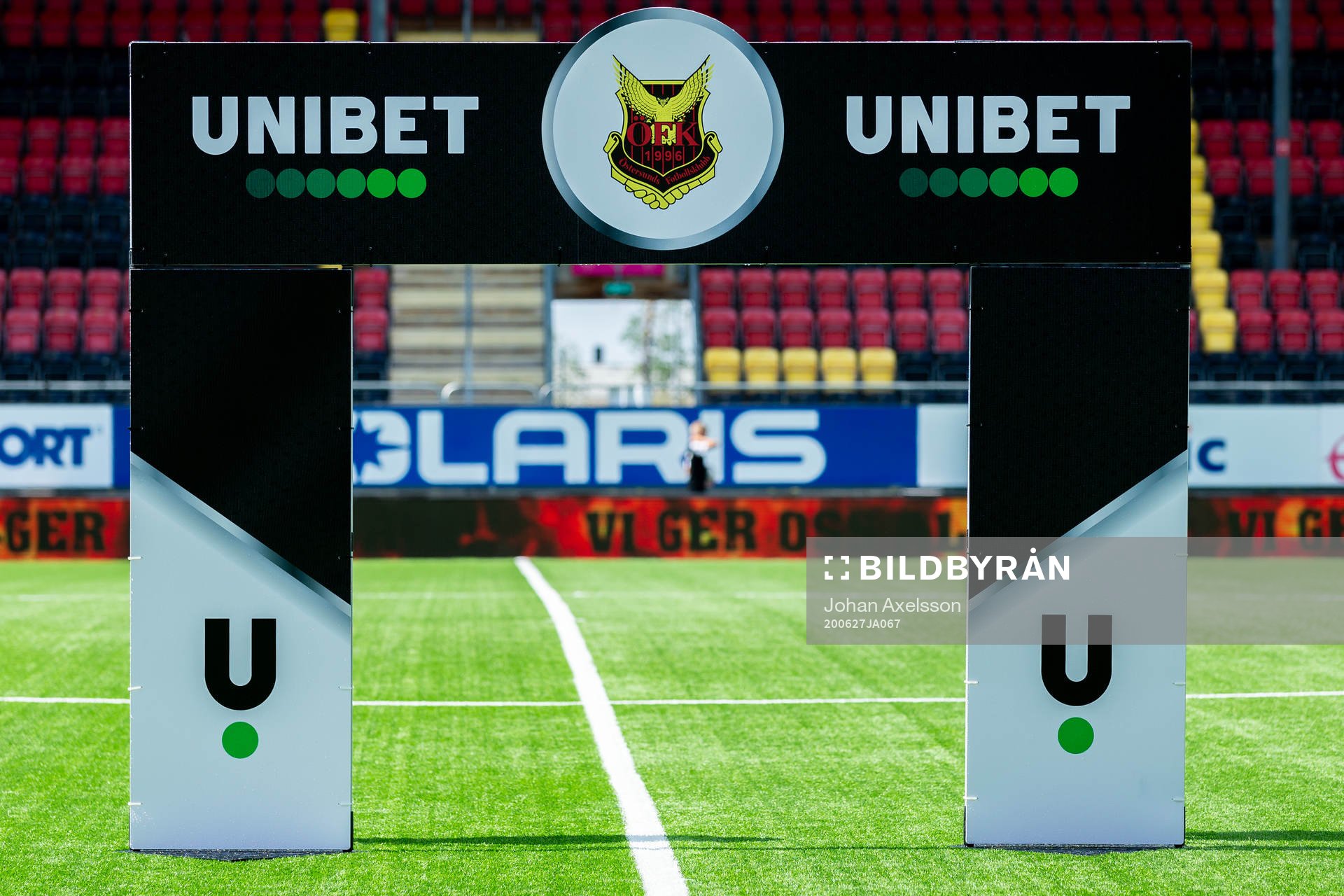 Unibets logga på en portal fotbollsmatchen i Allsvenskan