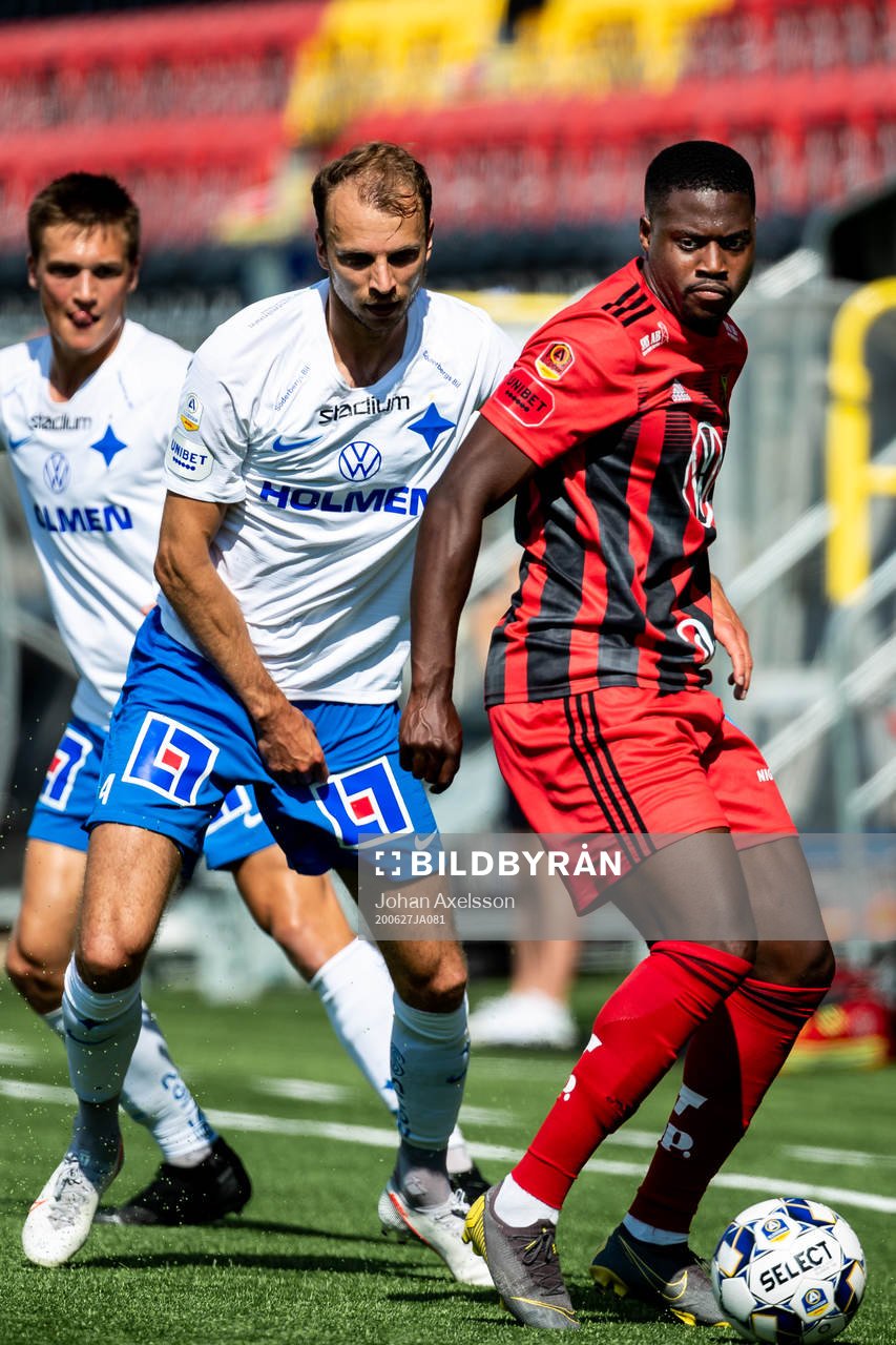 Östersunds Isak Ssewankambo i kamp med IFK Norrköpings Lars Krogh Gerson under fotbollsmatchen i Allsvenskan mellan Östersund och IFK Norrköping den 27 juni 2020 i Östersund.