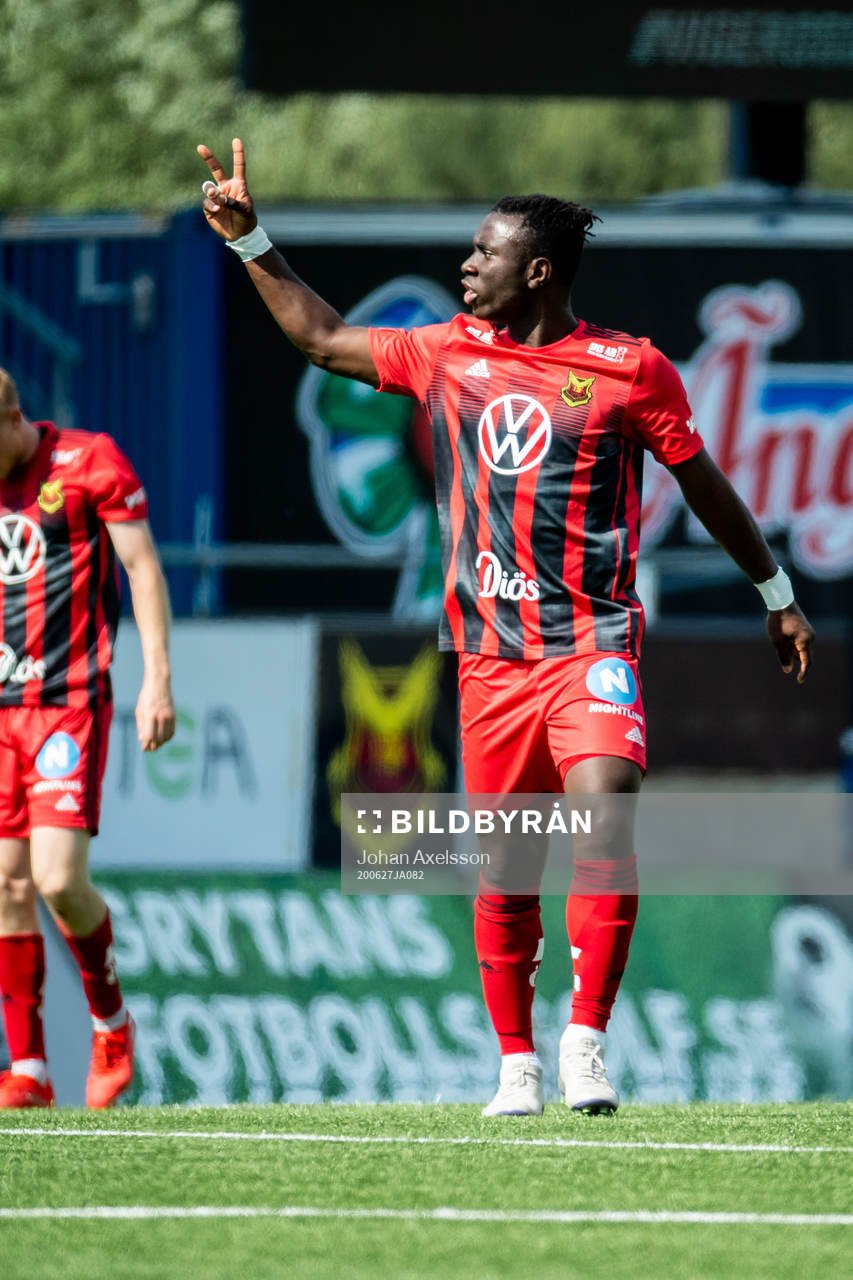 Östersunds Jordan Attah Kadiri  gör peacetecken