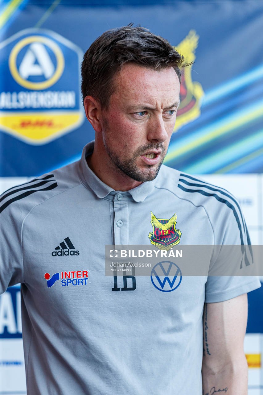 Östersunds tränare Ian Burchnall reagerar