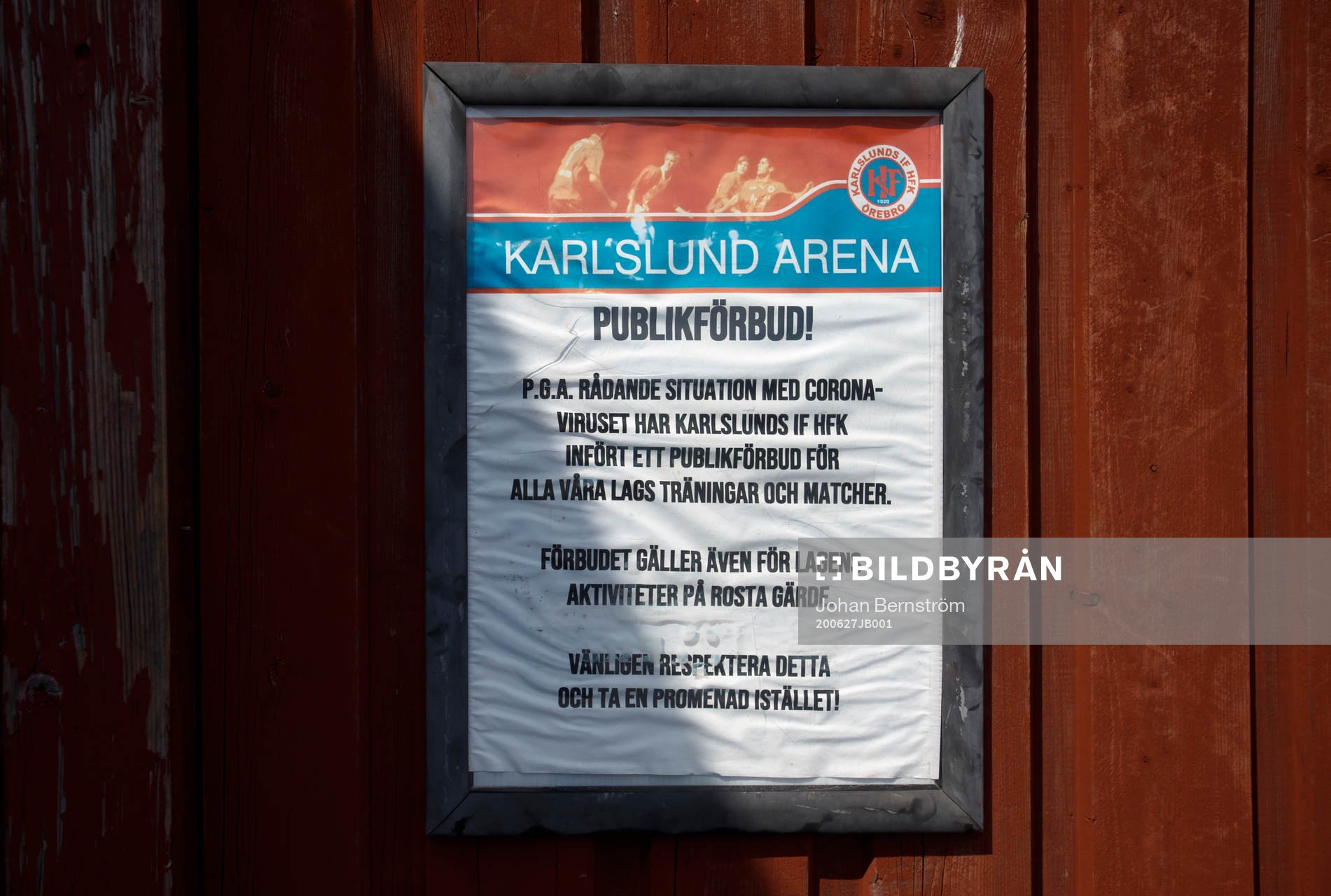 En skylt om publikförbud utanför Karlslund Arena