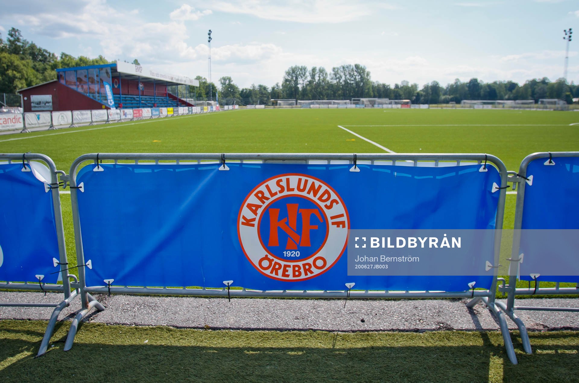 Karlsunds logotyp med planen i bakgrunden