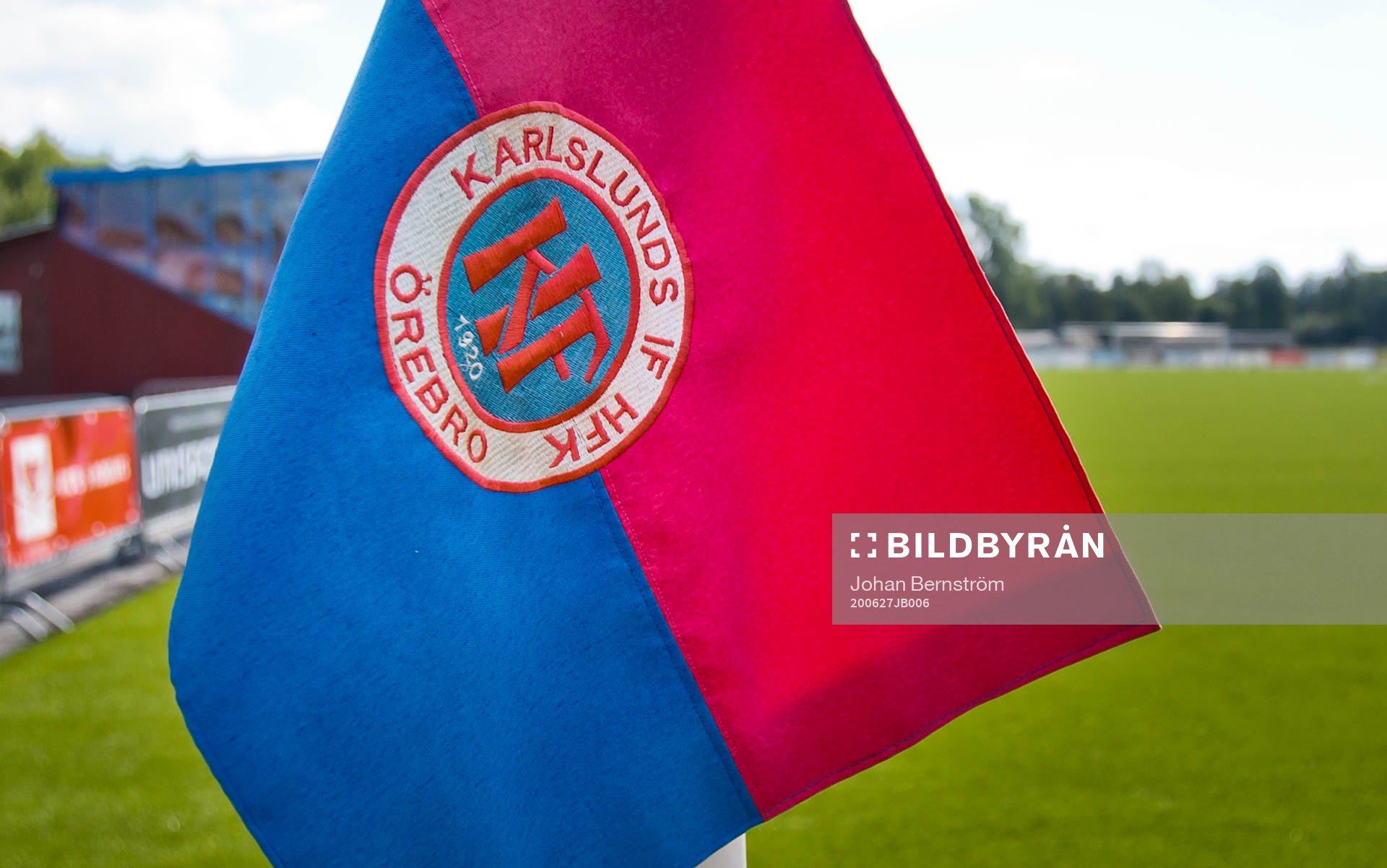 Hörnflagga med Karlslunds logotyp