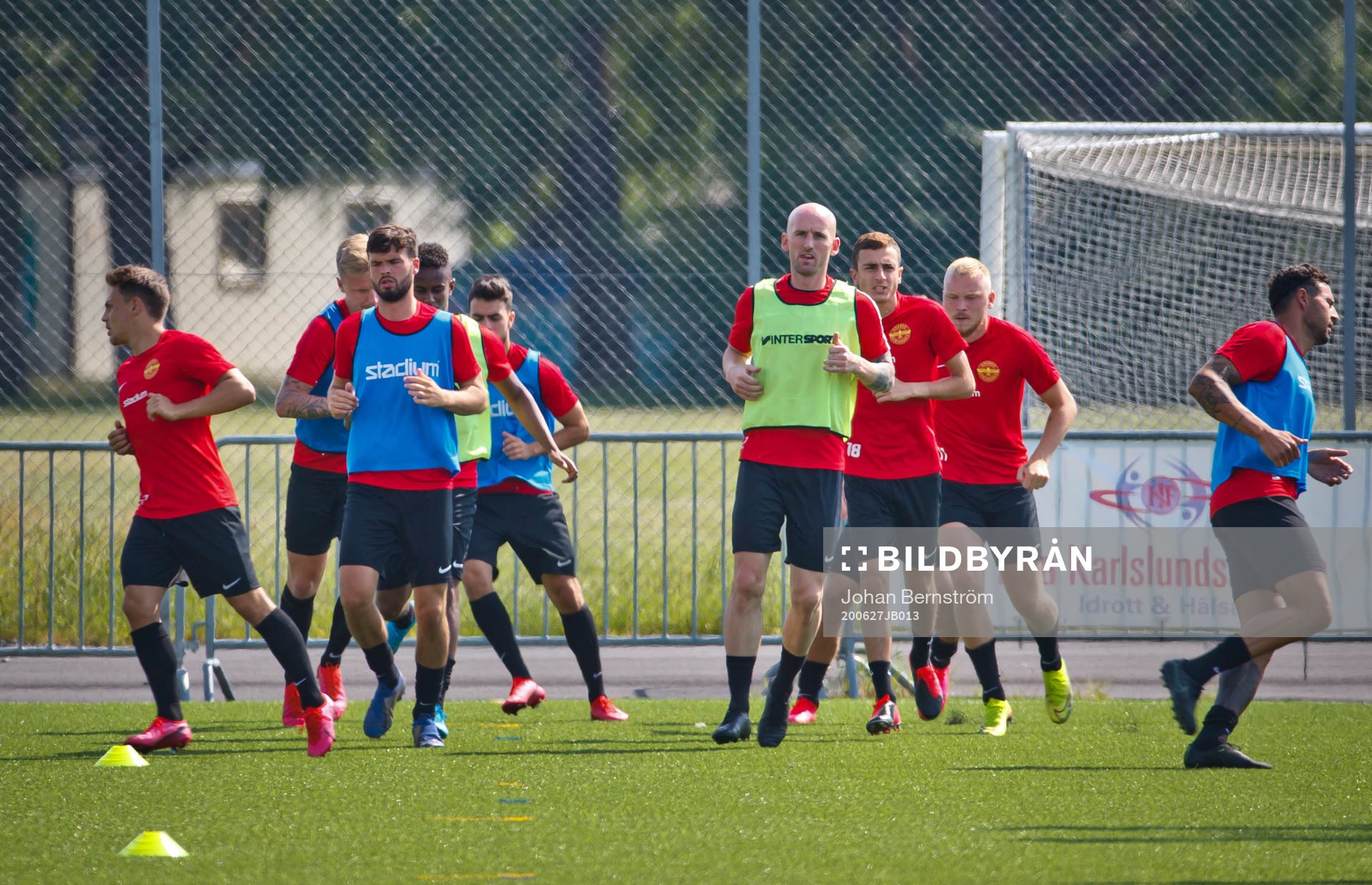 Örebro Syrianskas Tobias Nilsson värmer upp