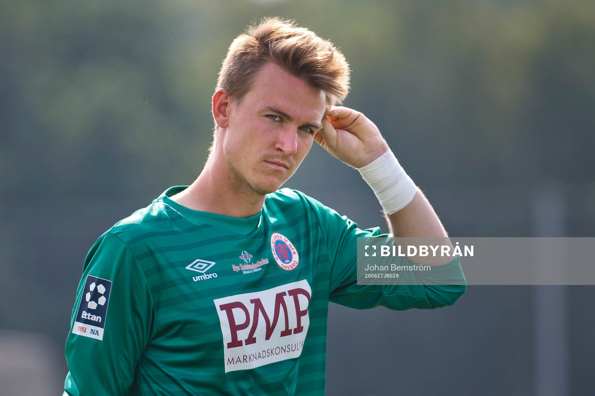 Karlslunds målvakt Jakob Kindberg under fotbollsmatchen i Division 1 norra mellan Karlslund och Örebro Syrianska den 27 juni 2020 i Örebro.