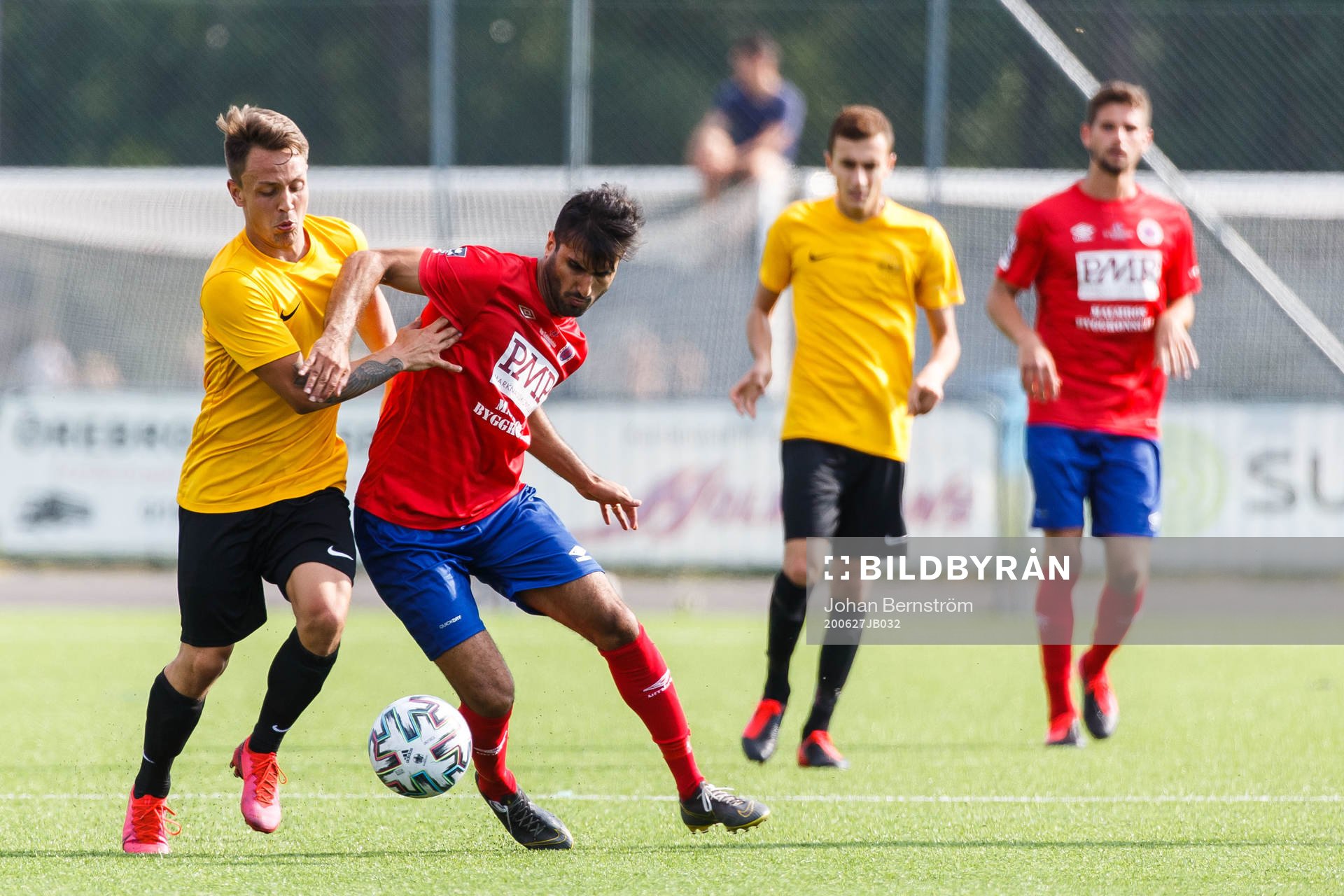 Örebro Syrianskas Marcus Karlsson och Karlslunds Tidjani