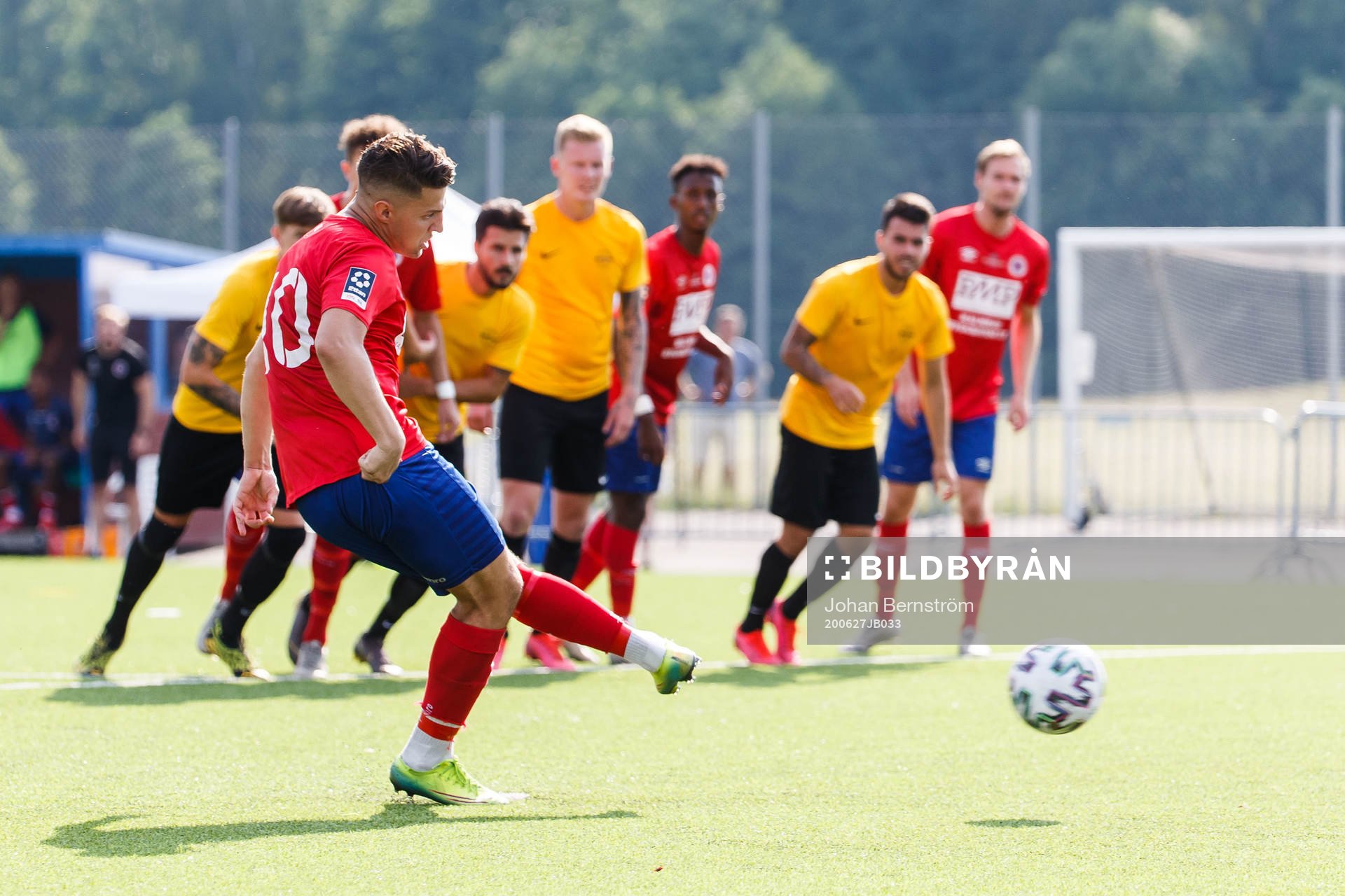 Karlslunds Christer Lipovac slår en straff under fotbollsmatchen i Division 1 norra mellan Karlslund och Örebro Syrianska den 27 juni 2020 i Örebro.
