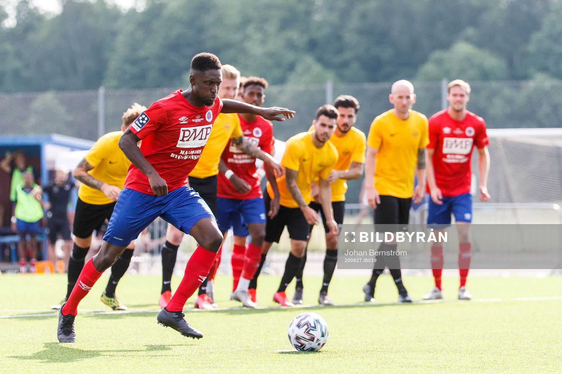 Karlslunds Tidjani Diawara med en straff