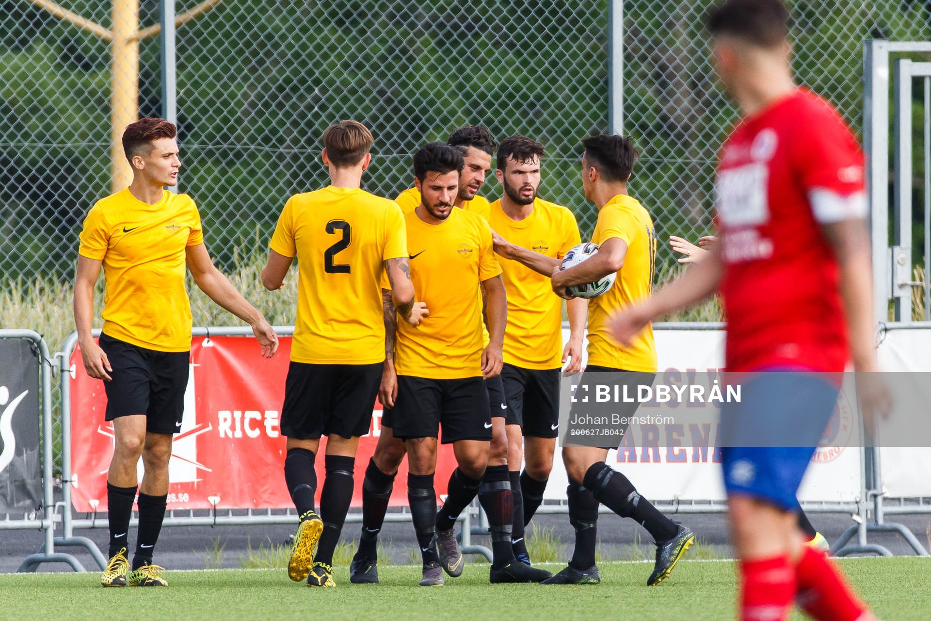 Örebro Syrianskas Basel Gorgis jublar med lagkamrater