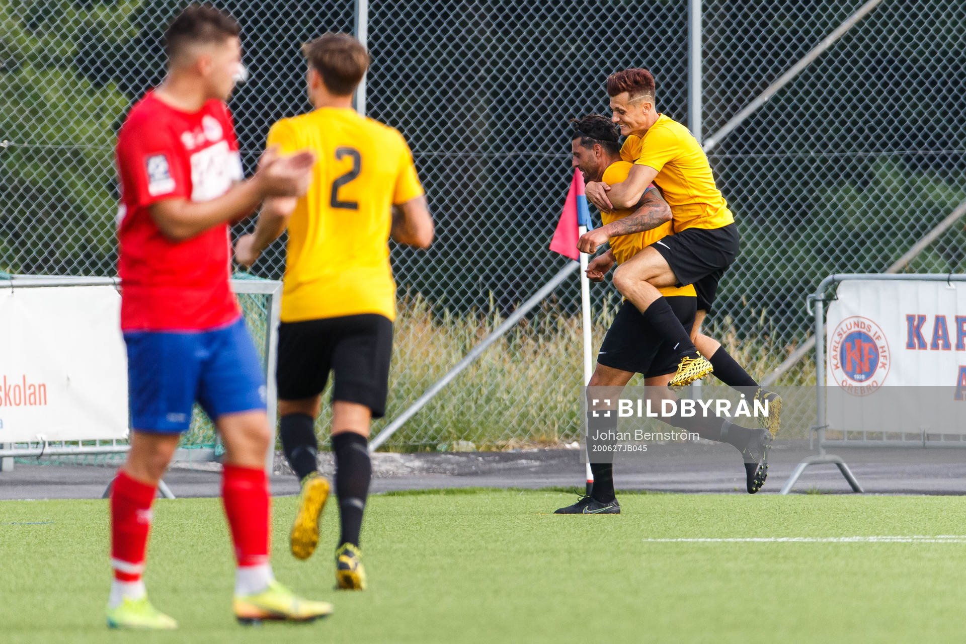 Örebro Syrianskas Basel Gorgis jublar