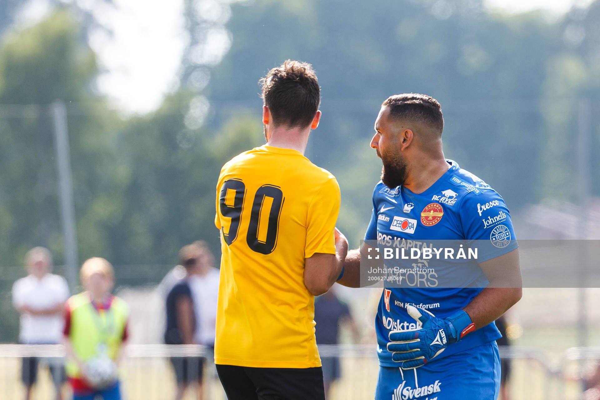 Örebro Syrianskas målvakt Dildar Caliskan jublar