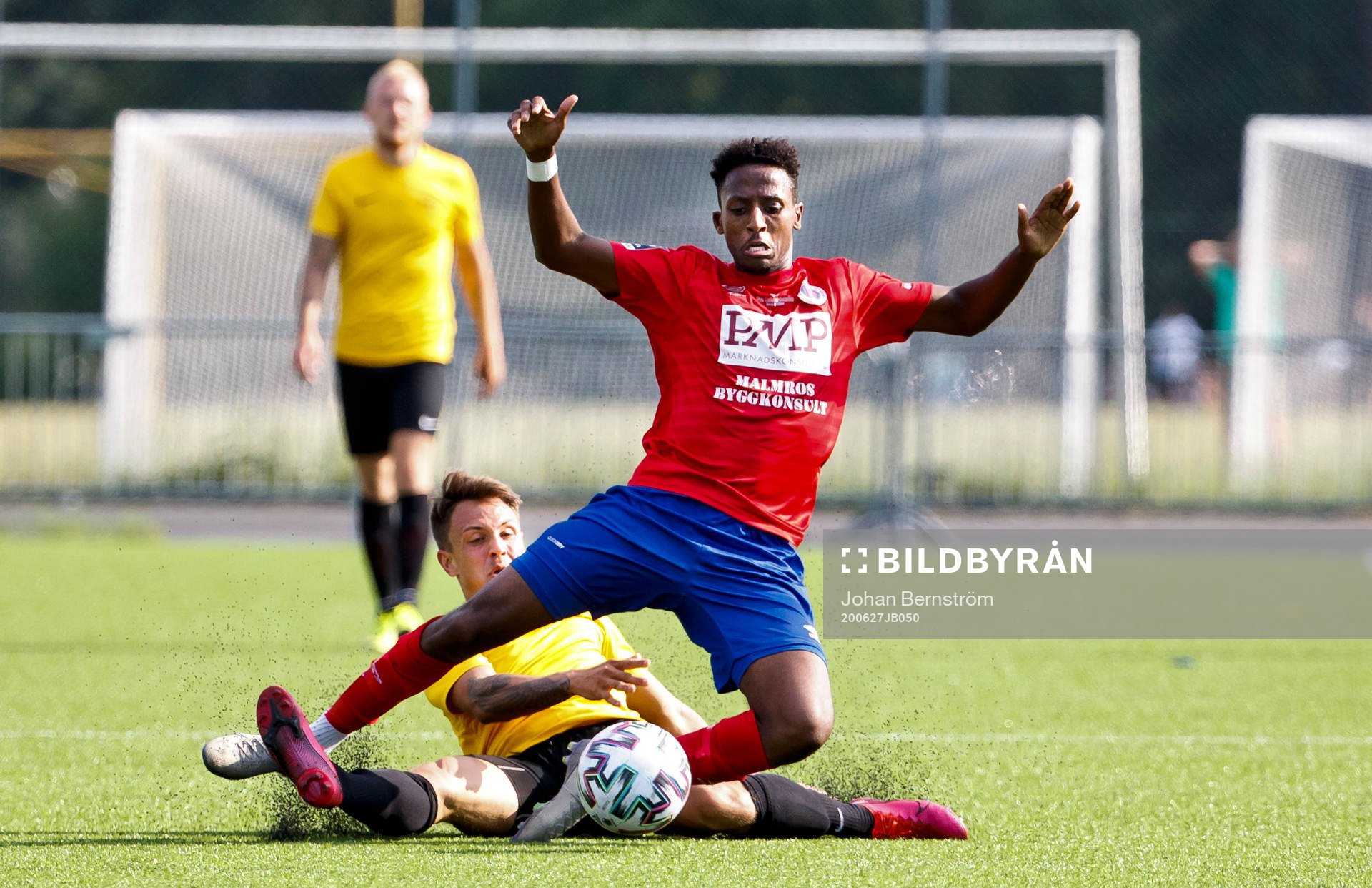 Örebro Syrianskas Marcus Karlsson och Karlslunds Ibrahim