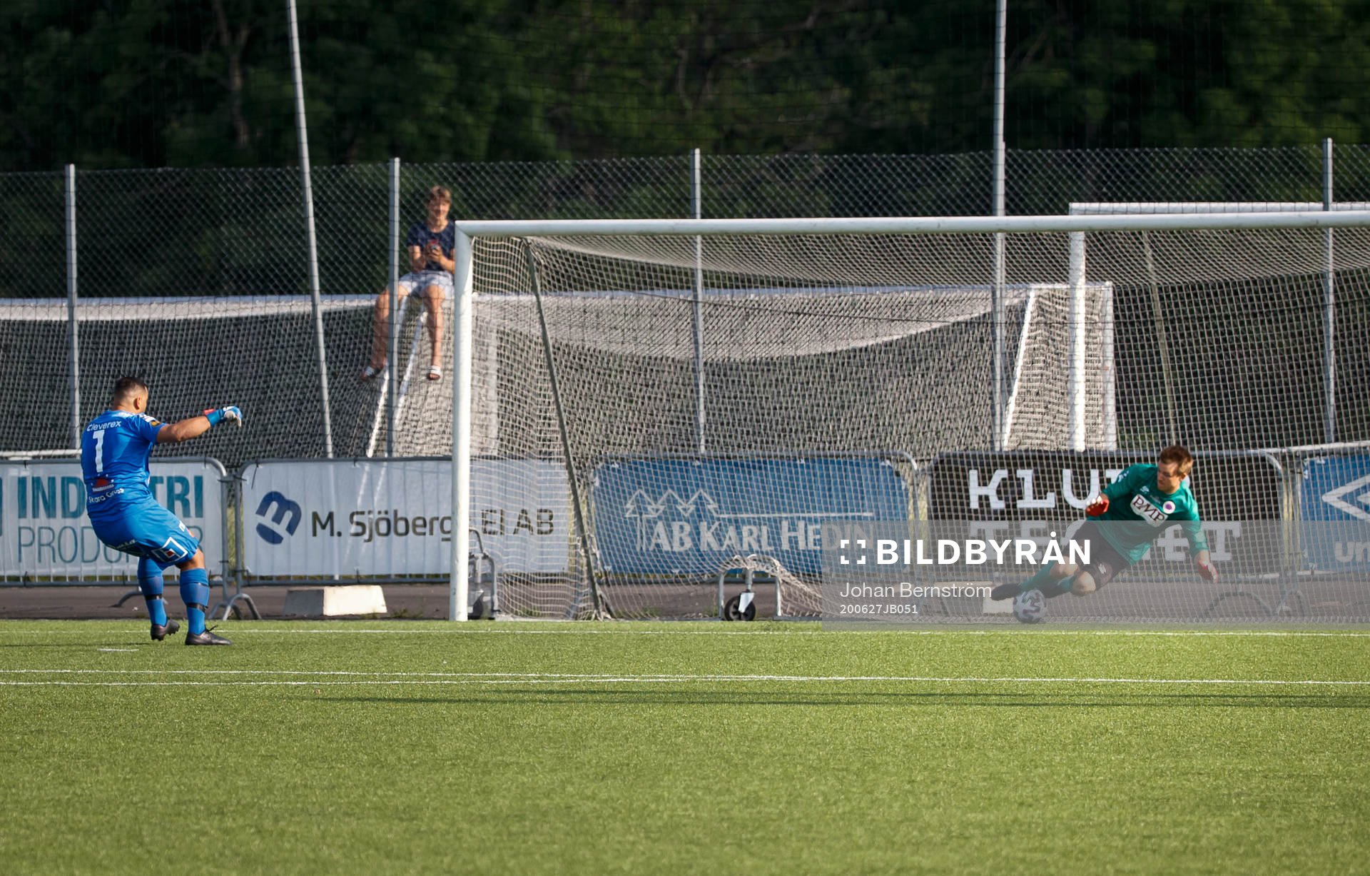 Karlslunds målvakt Jakob Kindberg räddar straff från