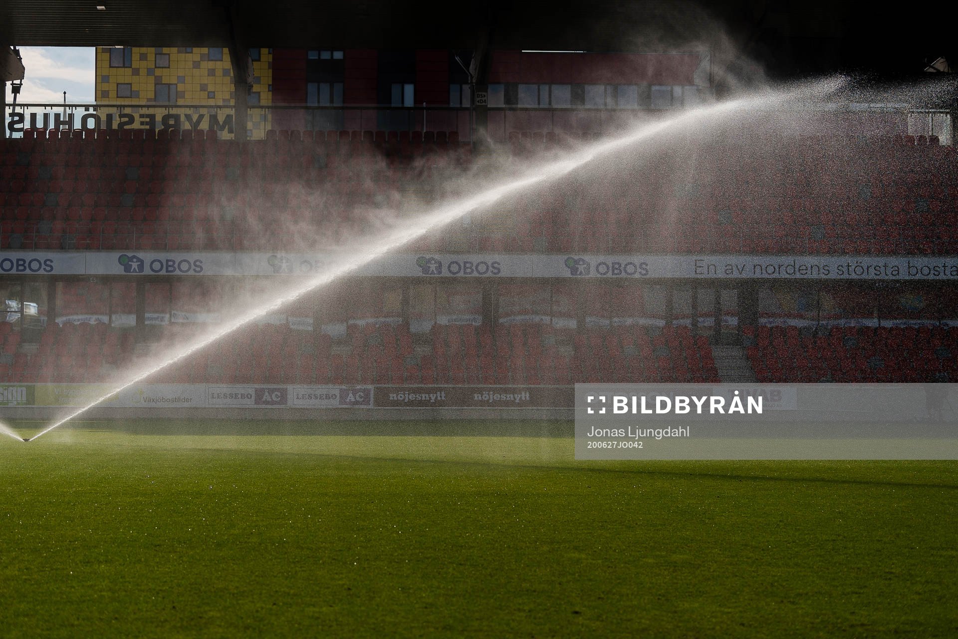 Vattenspridare före fotbollsmatchen i Superettan mellan
