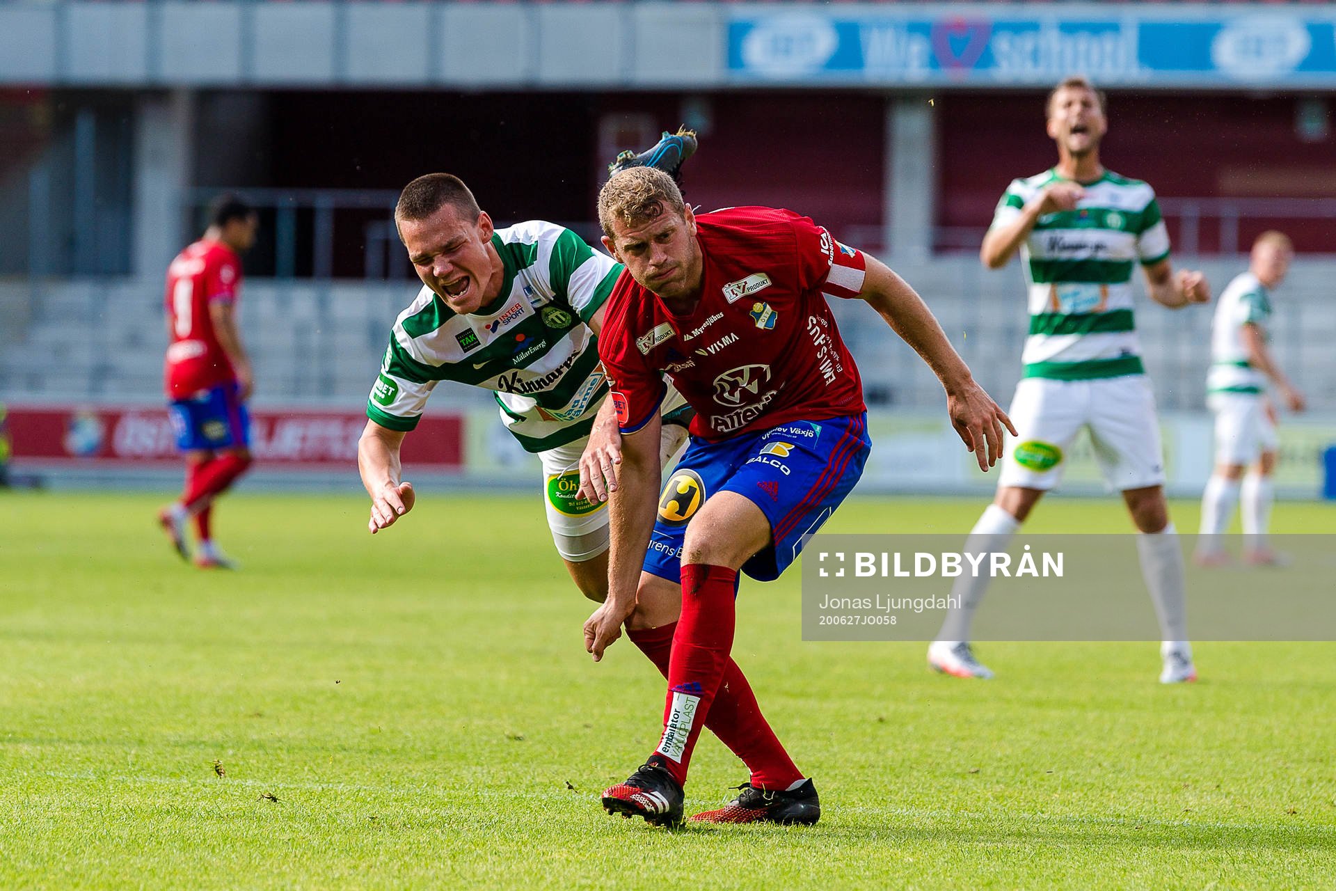 Västerås Filip Almström Tähti i kamp med Östers Stefan Karlsson under fotbollsmatchen i Superettan mellan Öster och Västerås SK den 27 juni 2020 i Växjö.