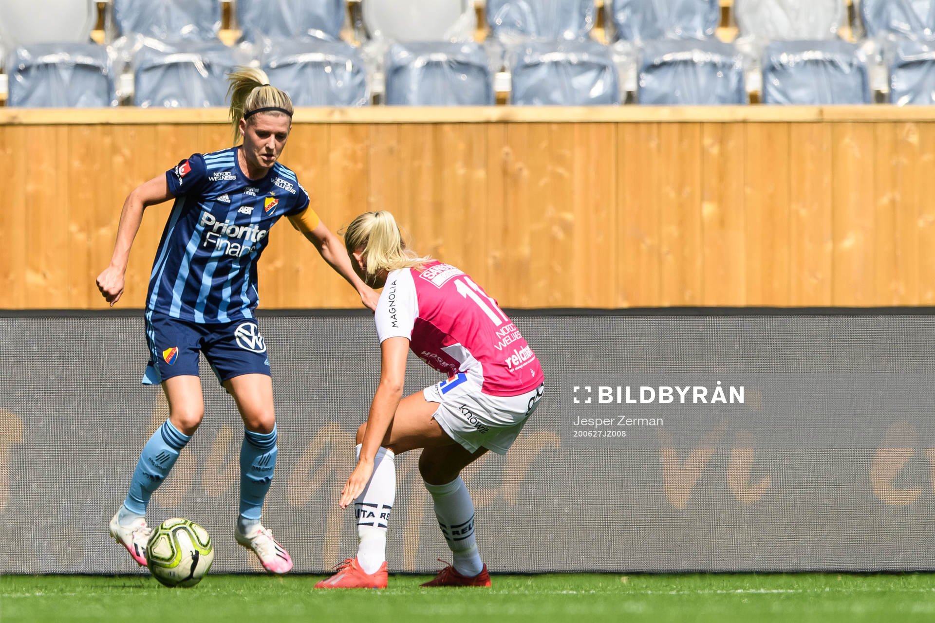 Djurgårdens Olivia Schough och Uppsalas Ellen Toivio