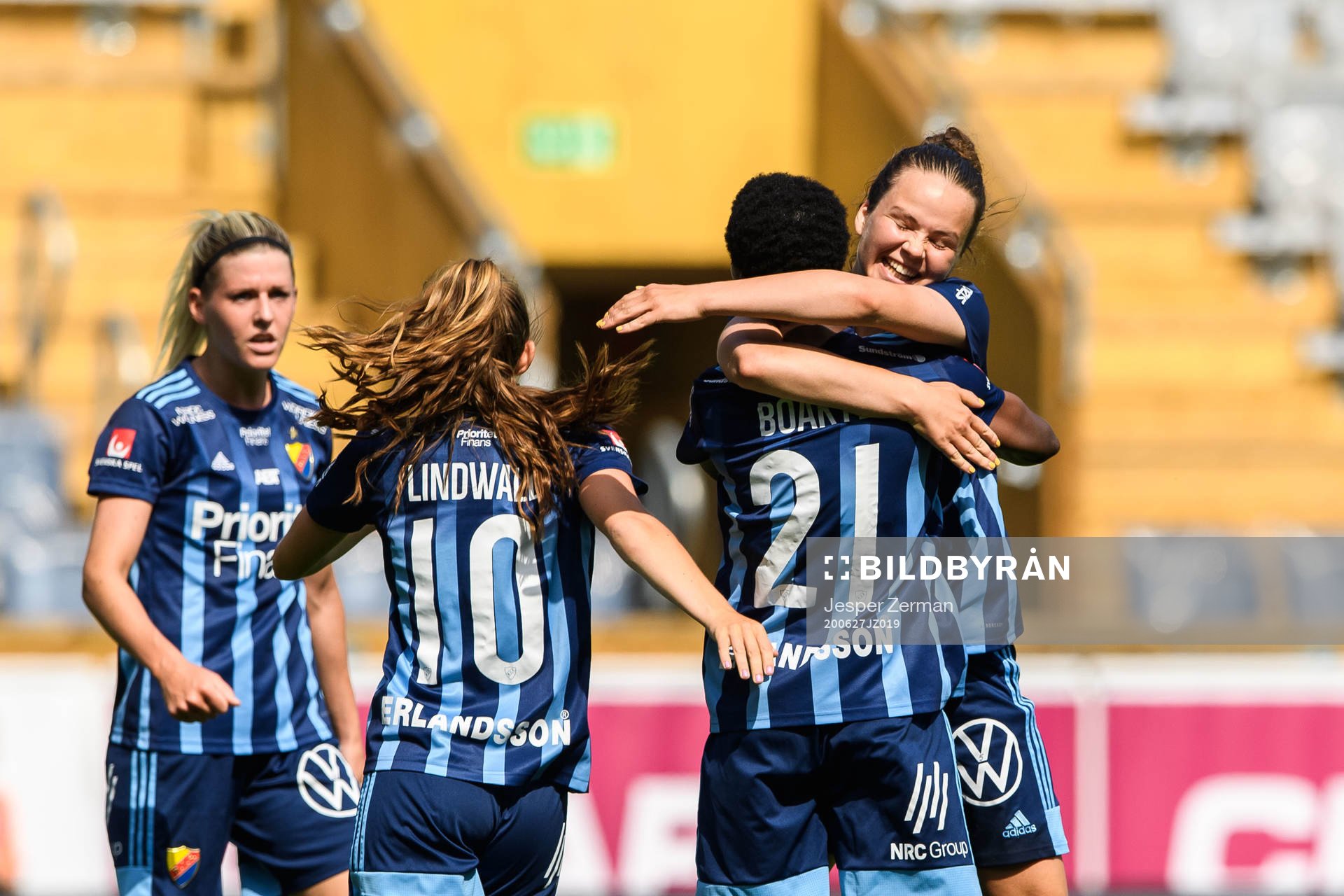 Djurgårdens Portia Boakye jublar med Tilde Lindwall och Olivia Schough m.fl efter 1-2 under fotbollsmatchen i Damallsvenskan mellan Uppsala och Djurgården den 27 juni 2020 i Uppsala.