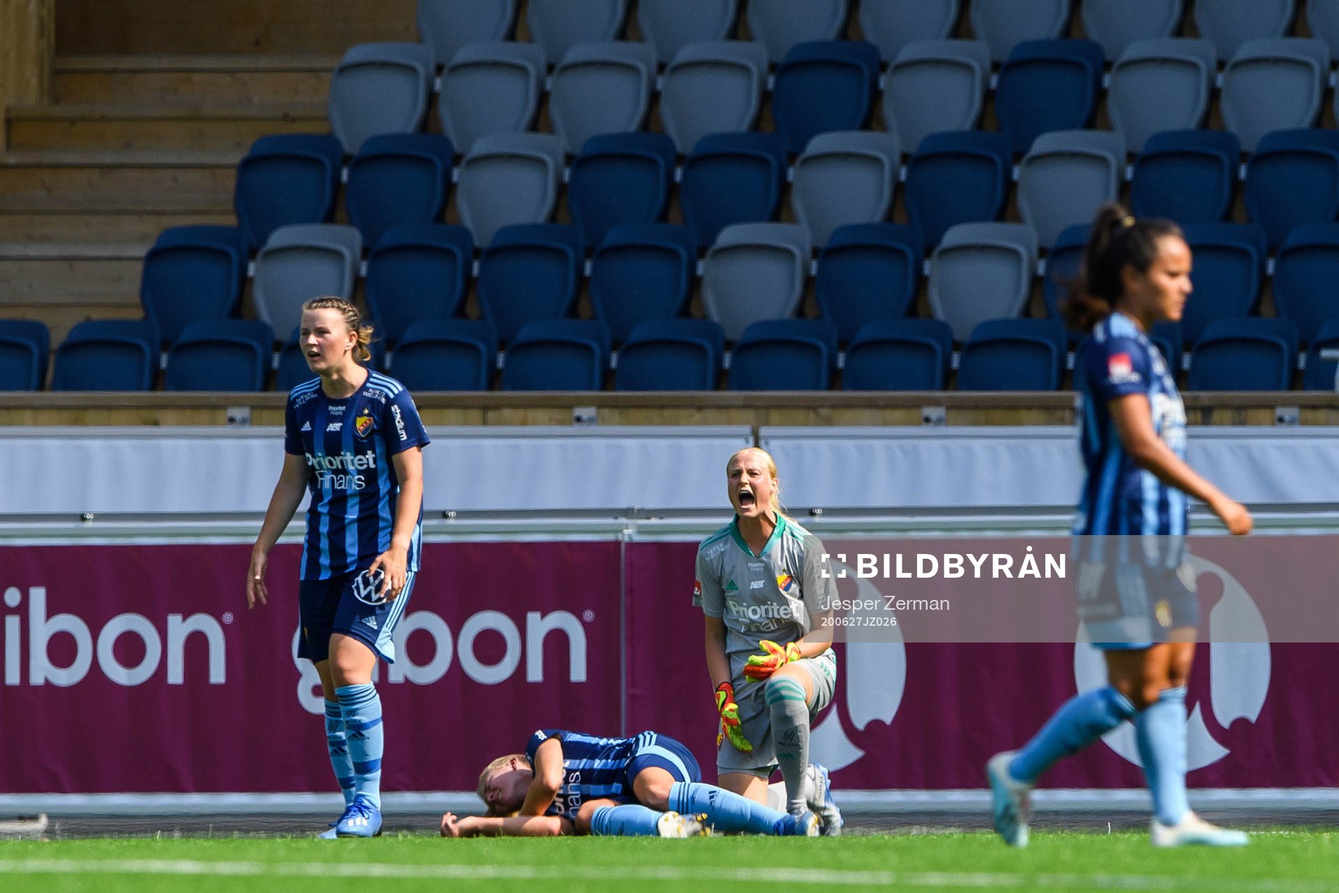 Djurgårdens målvakt Kathrine Østergaard Larsen reagerar