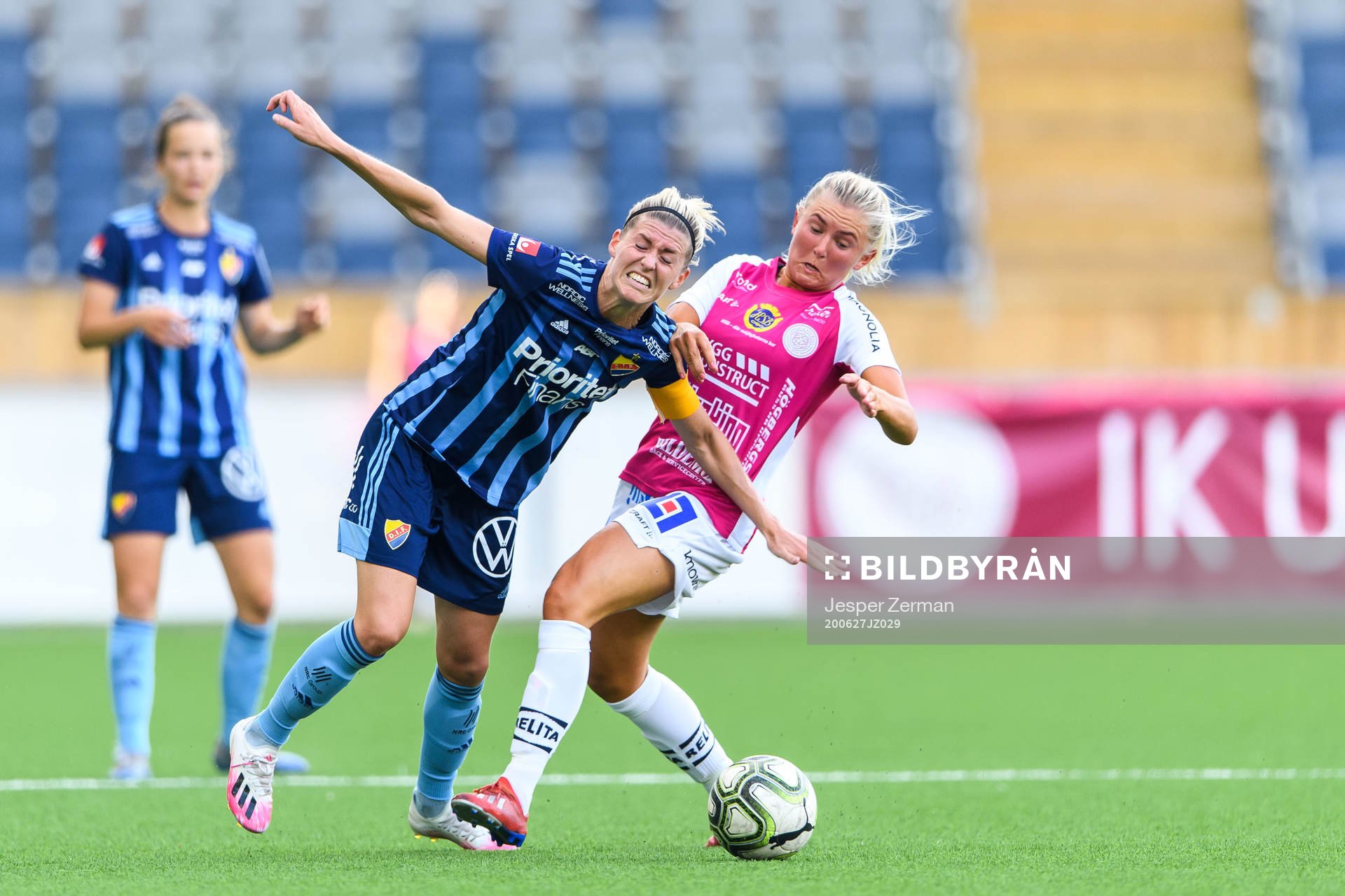 Djurgårdens Olivia Schough och Uppsalas Ellen Toivio
