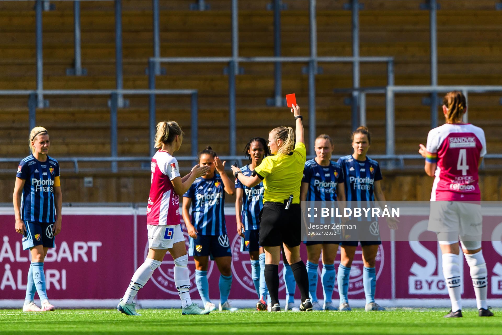 Djurgårdens Linda Motlhalo tilldelas en utvisning