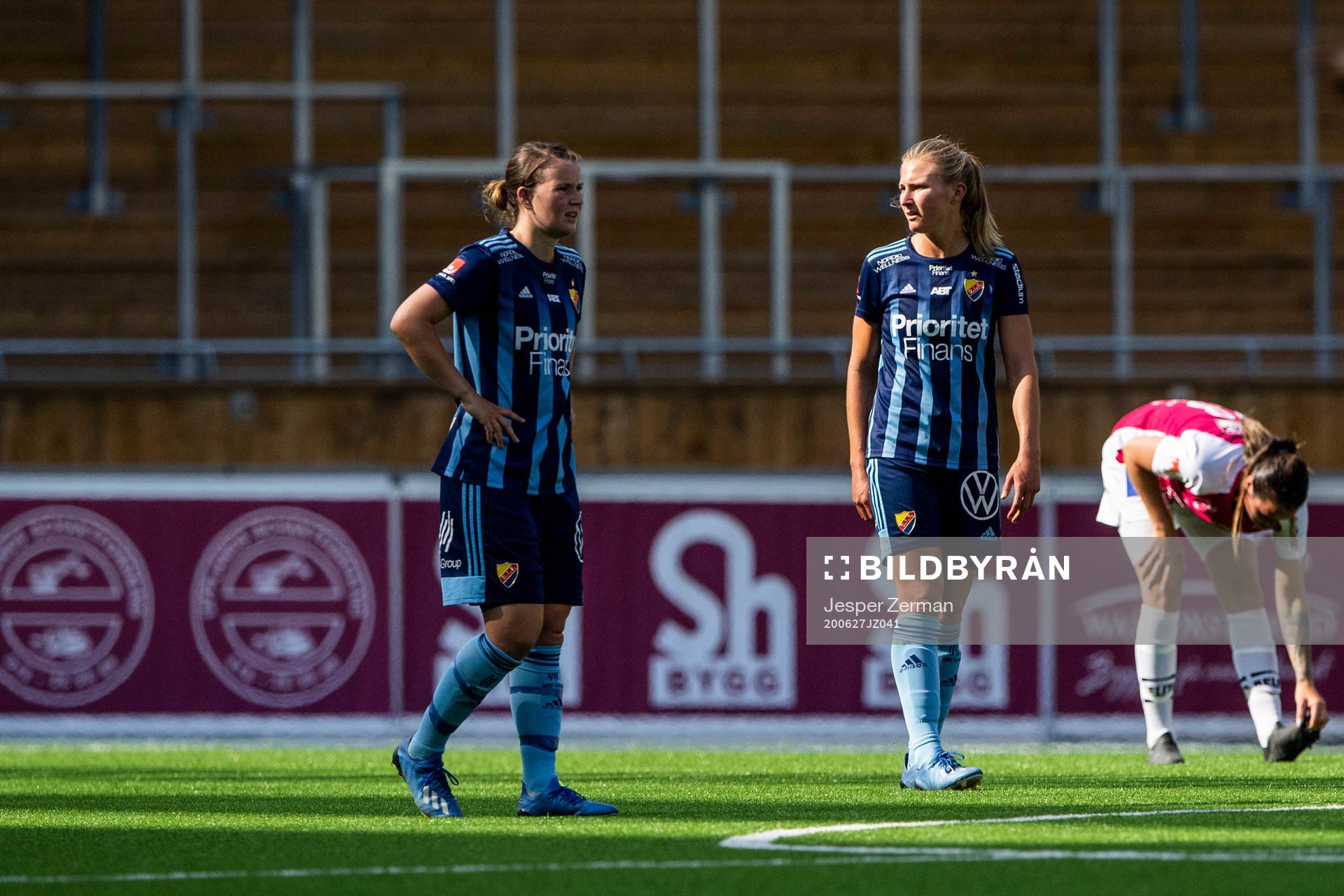 Djurgårdens Frida Boriero och Rachel Bloznalis  deppar